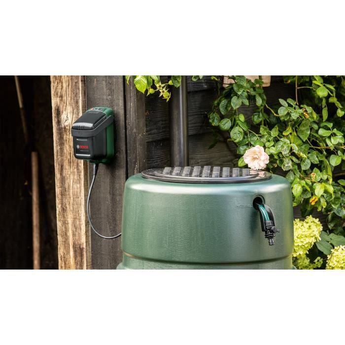 Bomba sumergible Bosch - GardenPump 18V-2000 (con soportes para montaje en pared y depósito y manguera de jardín de 2,5 m)