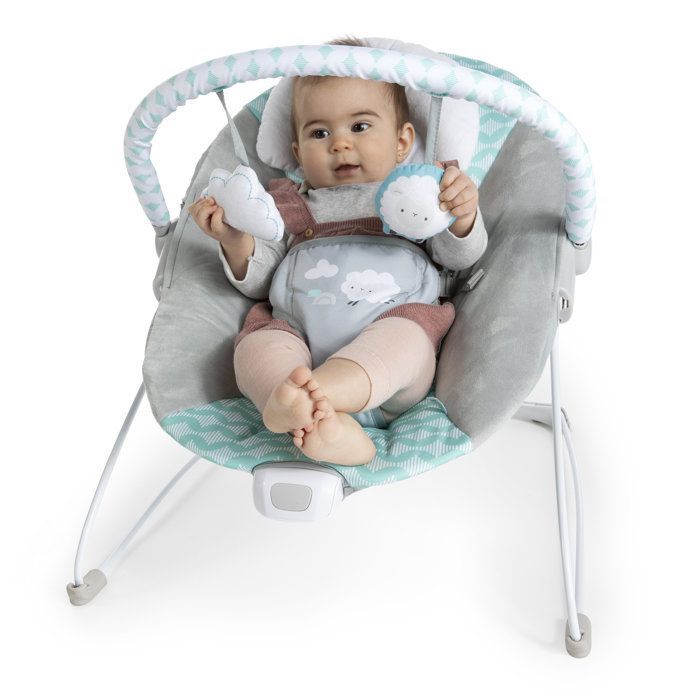 INGENUITY Transat bébé Nuages, Vibrations apaisantes, Arche d'éveil avec 2 peluches, Cale tête amovible, cadeau bébé