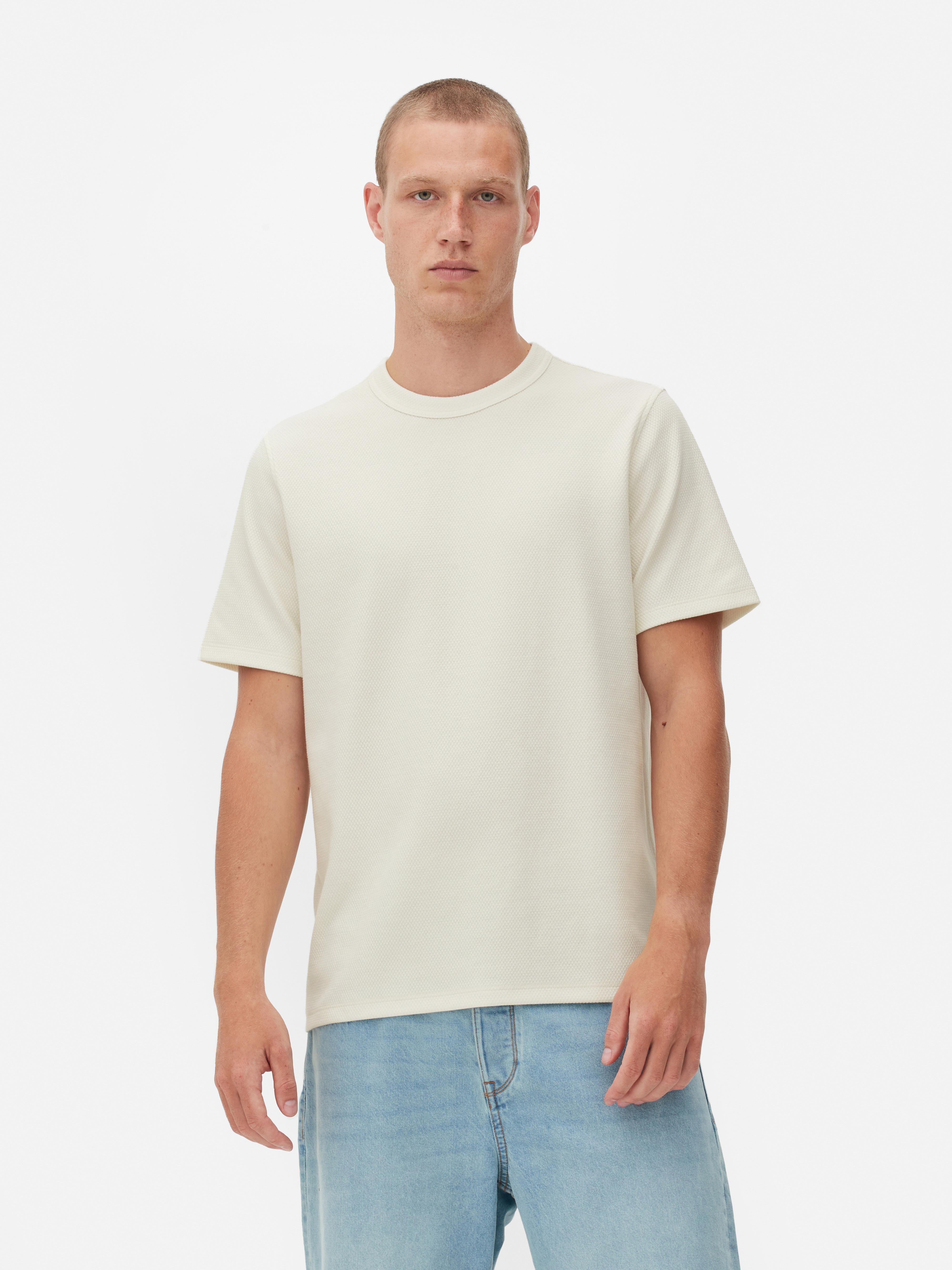 Honeycomb texture T-shirt A T-shirt with a round neck, short sleeves, and a honeycomb structure