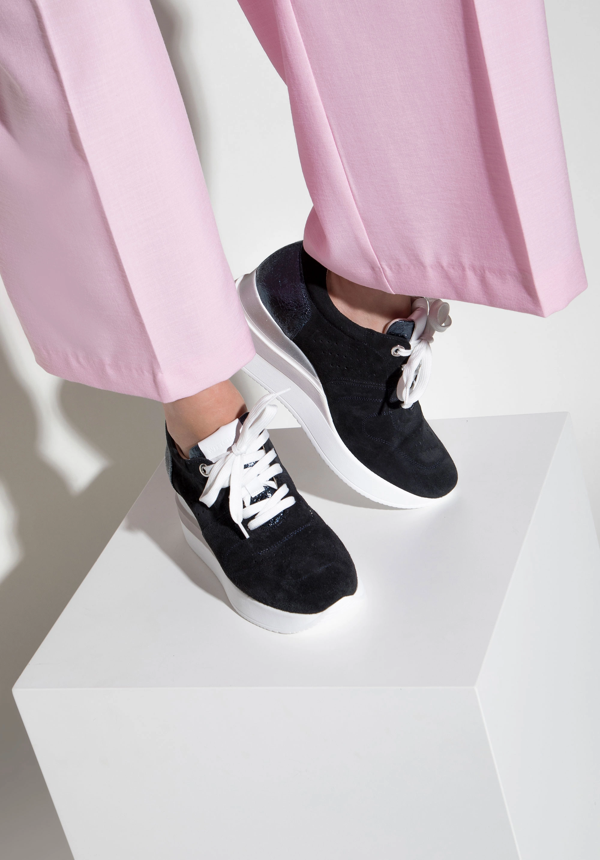 Damskie sneakersy zamszowe na koturnie w pasy ciemny granat
