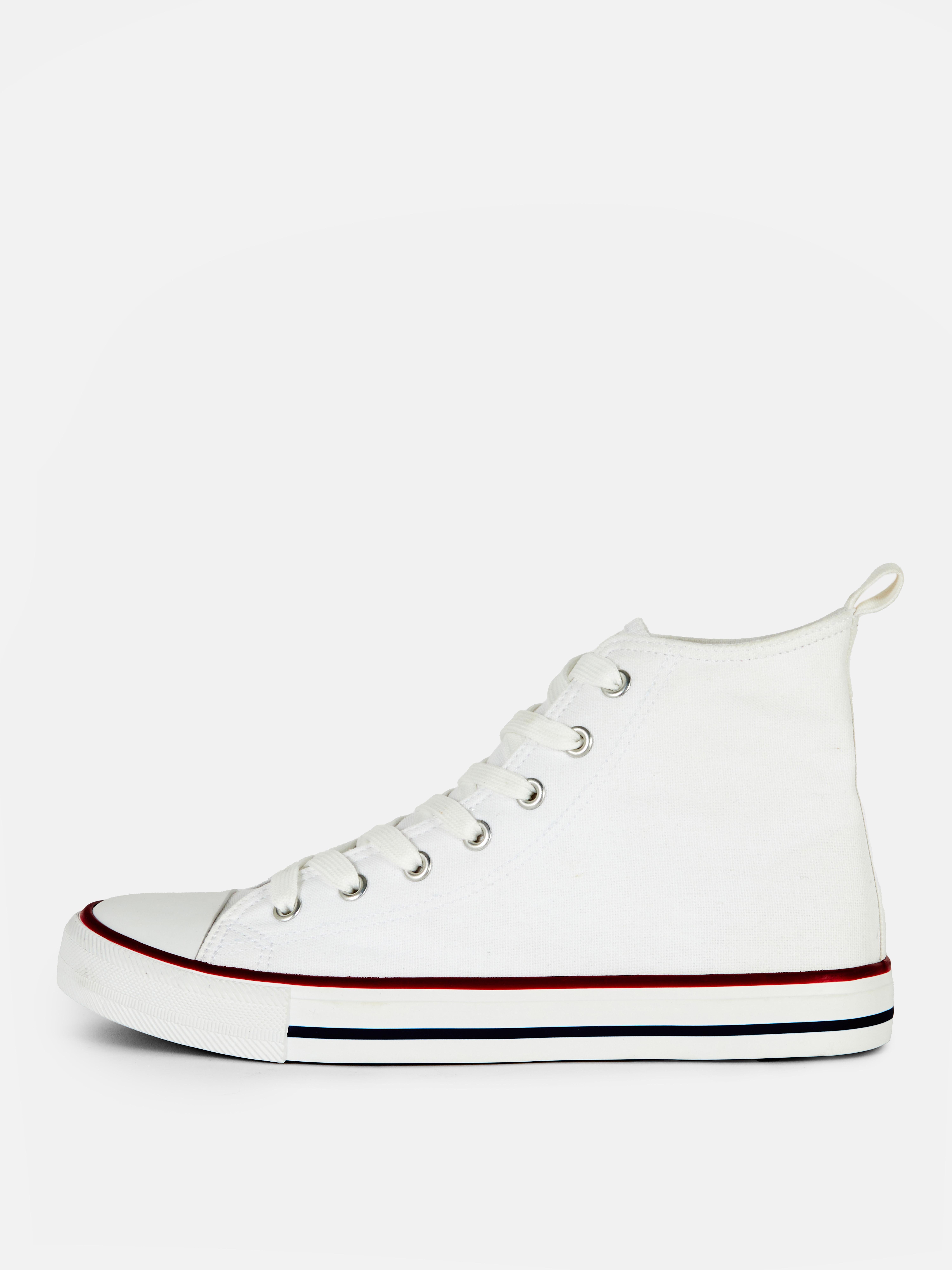 Teniși clasici din pânză cu vârf înalt. Acești pantofi sport sunt un must-have pentru persoanele la modă.