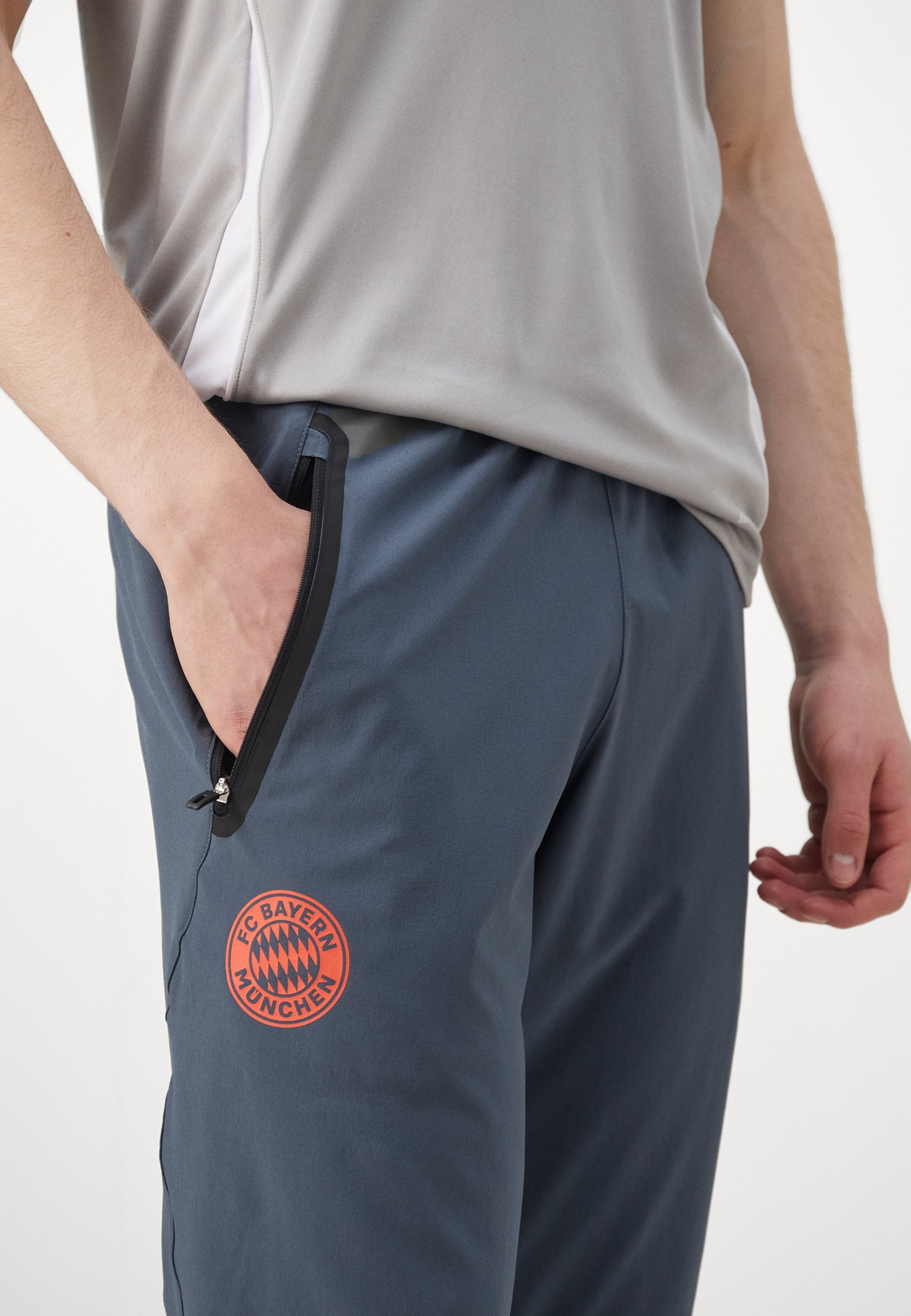 Pantalon de voyage adidas Performance FC BAYERN MUENCHEN TIRO25 COMPETITION VIS TECH - Tenue de club - Onyx audacieux/Corail facile
