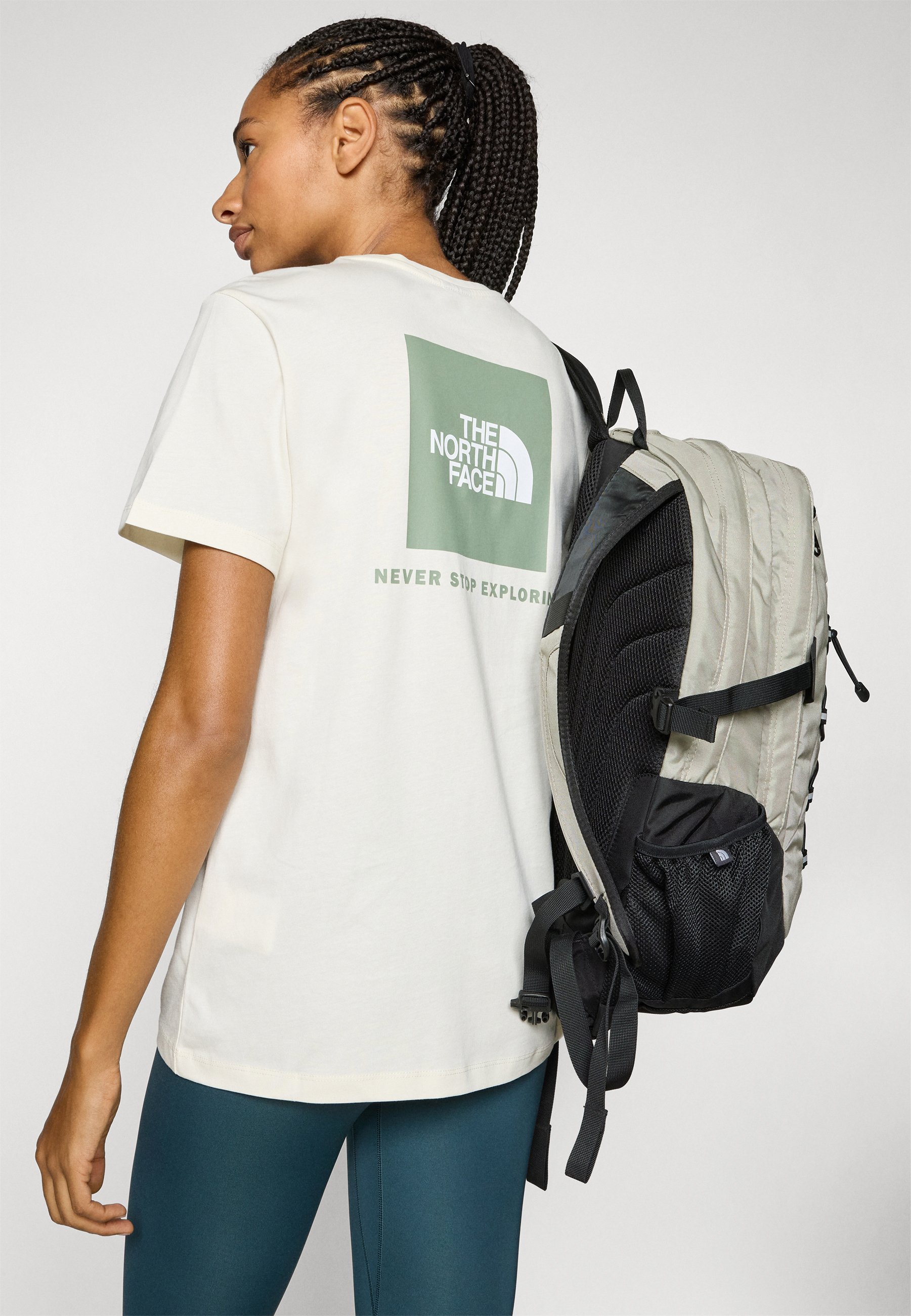 The North Face BOX RELAXED TEE - T-shirt met print - wit duin/leisteenmos