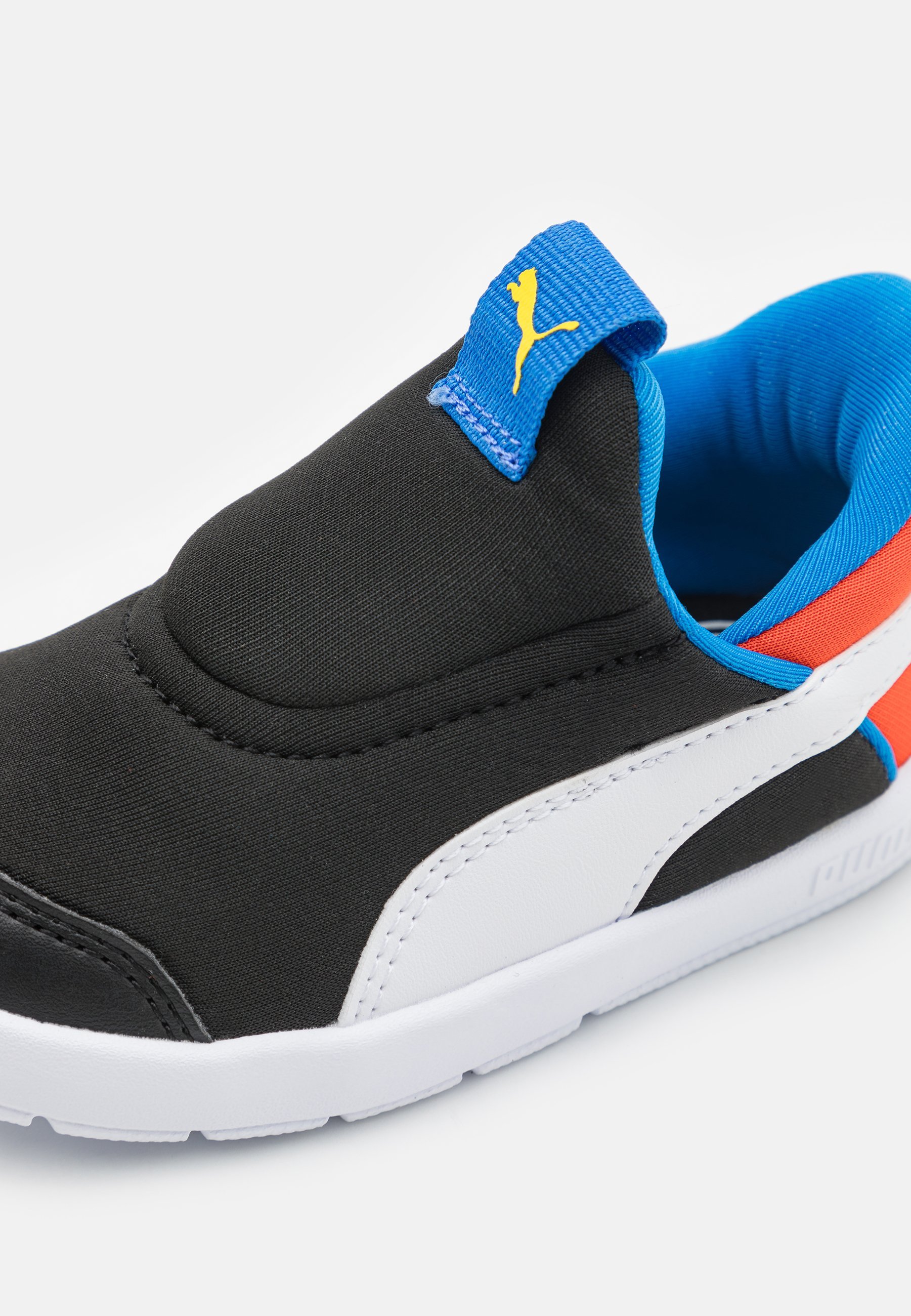 Puma COURTFLEX V3 SLIPTECH UNISEX - Løpesko - black/white/redmazing
