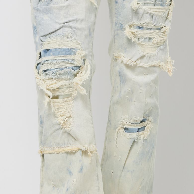 Jeans mit Fransen, Schnitt und Nähte