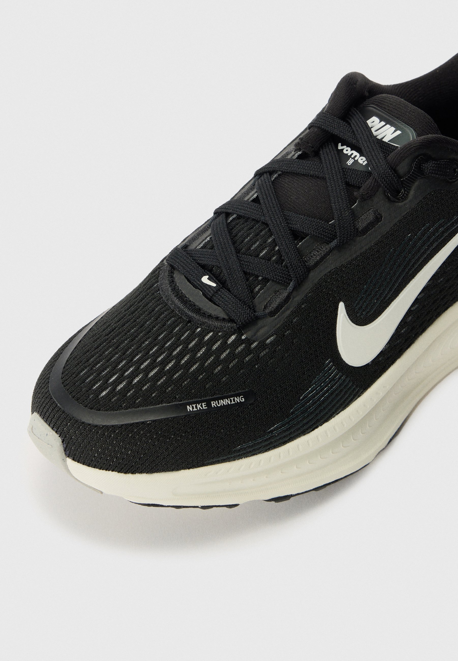 Nike Performance VOMERO 18 UNISEX - Straßenlaufschuhe - Schwarz/Summit White/Coconut Milk