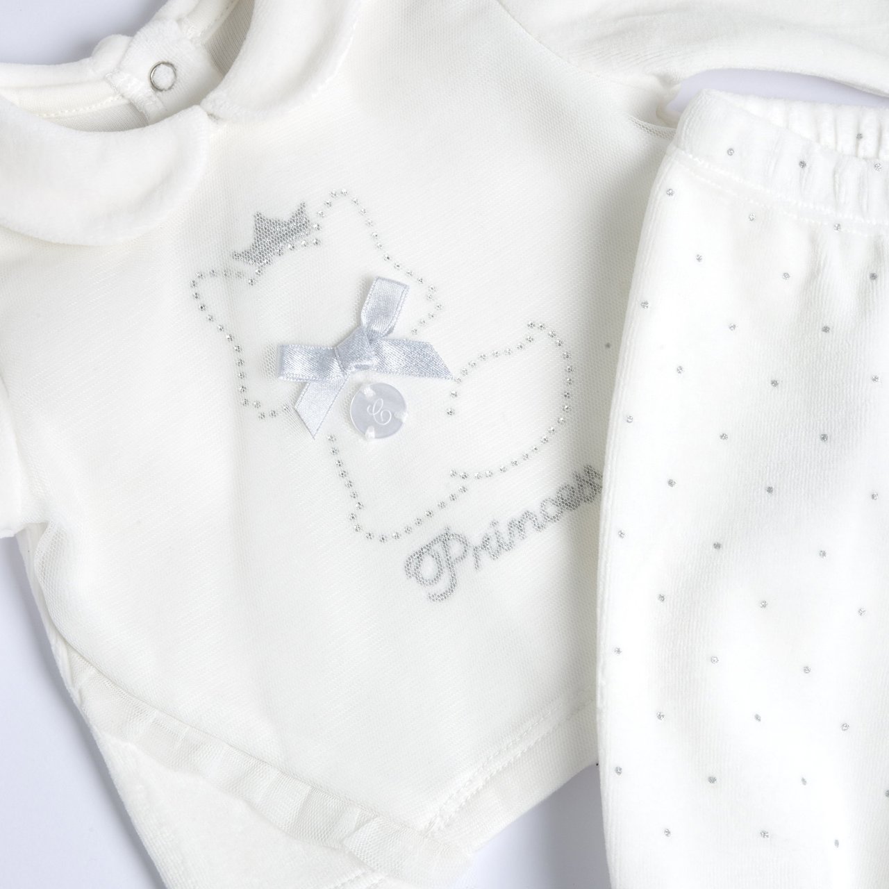 Kaksiosainen jalkaterällä varustettu pyjama