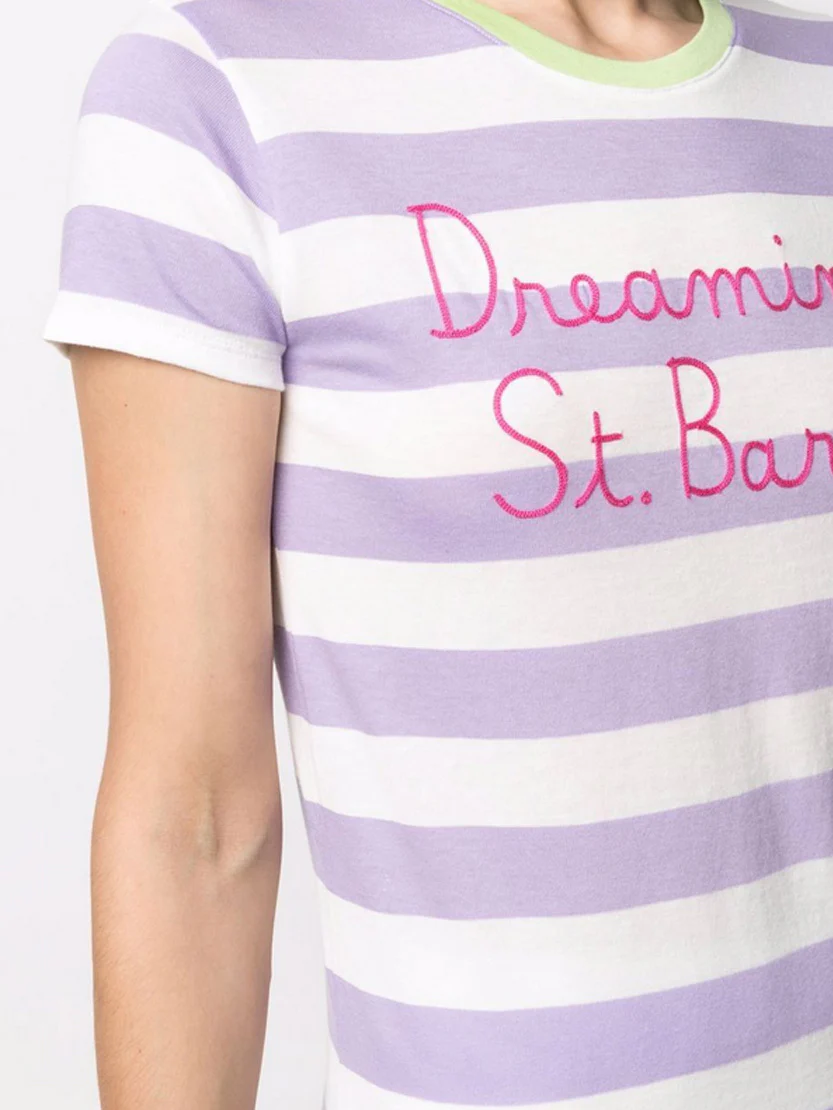 Een paars-wit gestreept T-shirt met St. Barth erop geborduurd, dat is mijn droom.