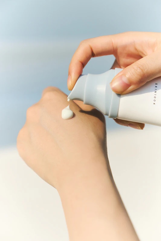 SKIN1004 Madagaskaras Centella Hyalu-Cica Water-Fit Sun Serum dubultpakaļa aizsargserums ar mitrinošu efektu, dubultpakaļa