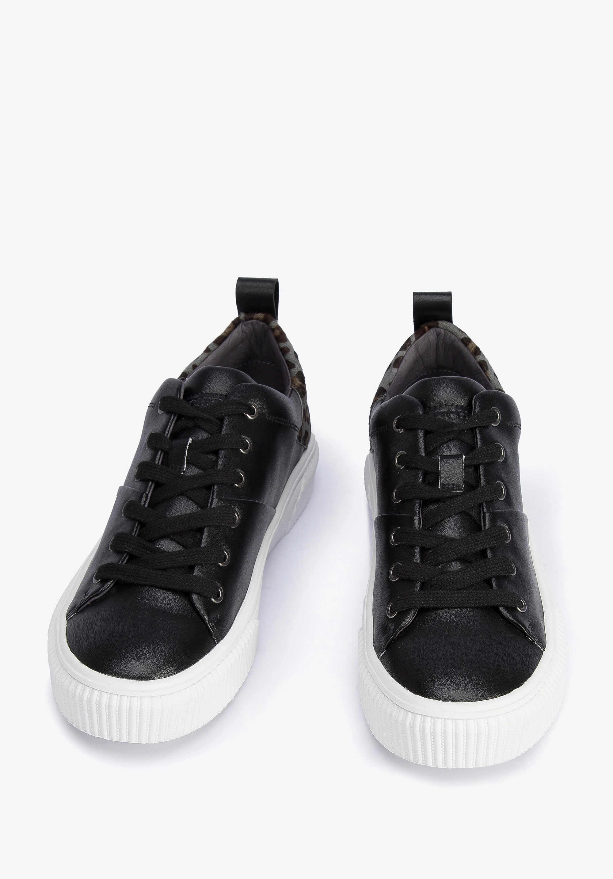 Damskie sneakersy skórzane z wzorem w cętki czarne