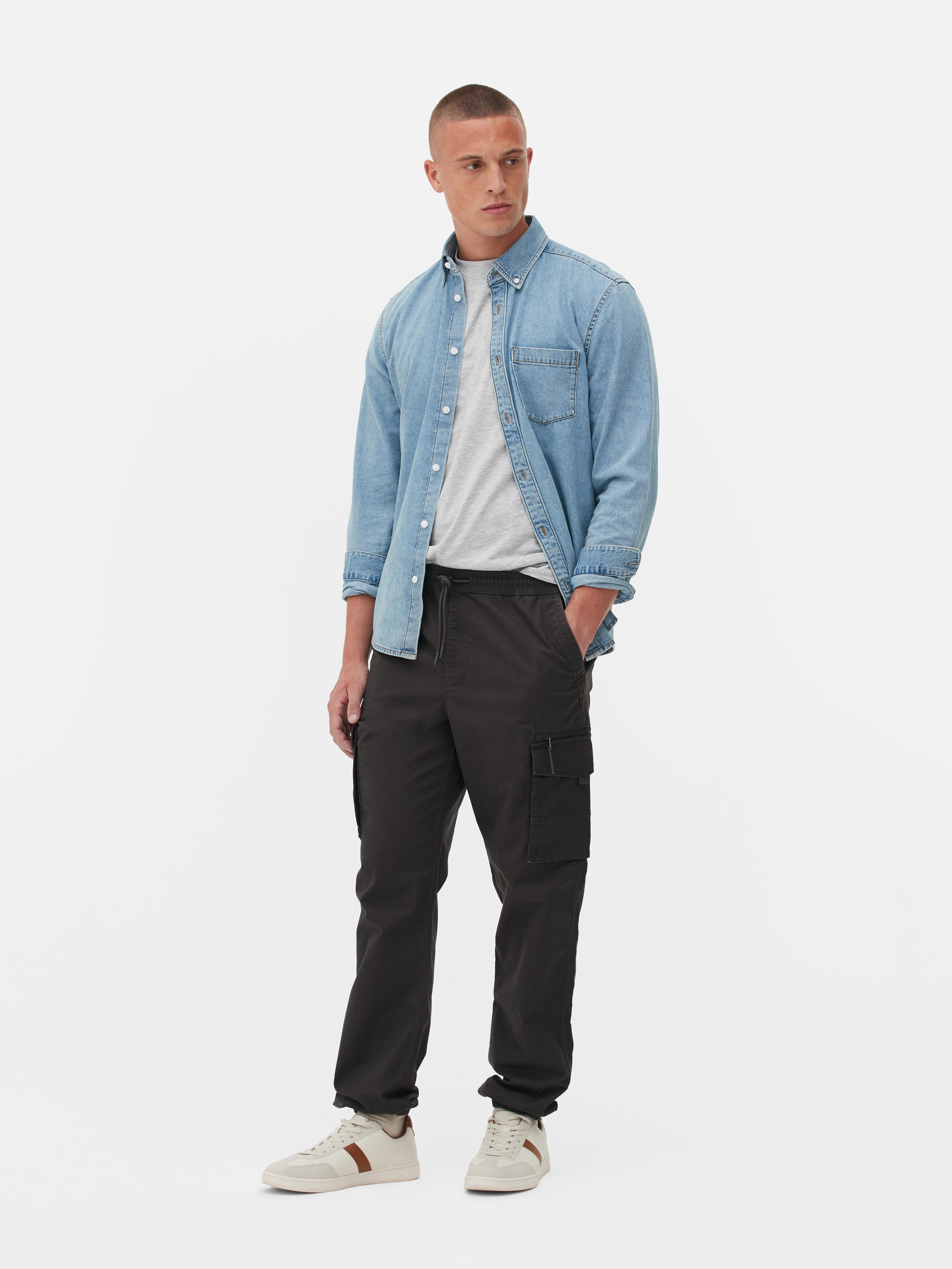 Pantaloni cargo lejeri cu manșete la gleznă. Acești pantaloni cargo sunt eleganți și practici.