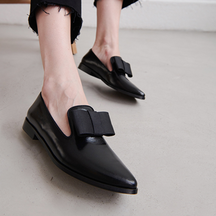 Mocassins à nœuds et bouts pointus  en cuir noir