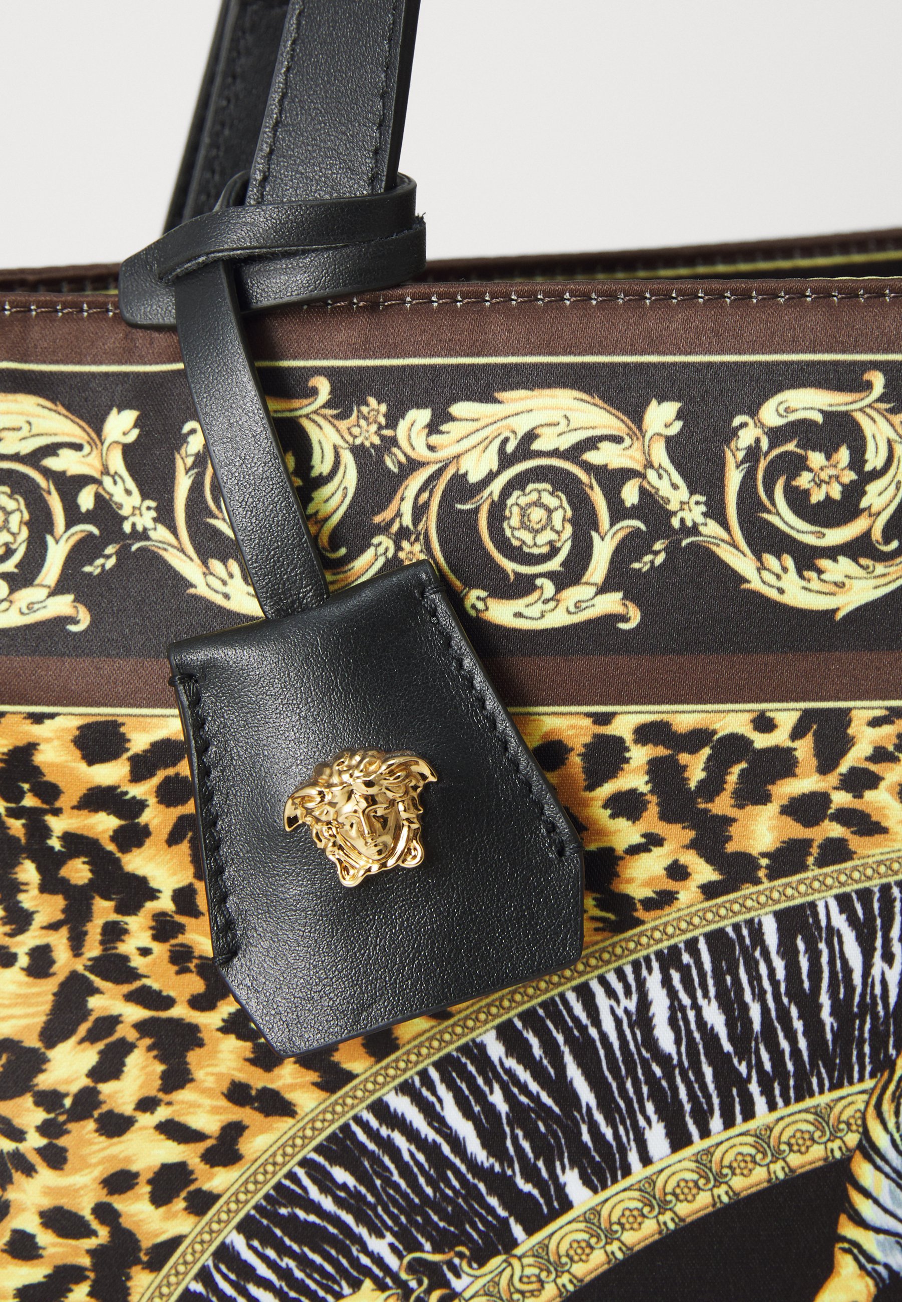 Versace TOTE PRINT FABRIC WILD CATS UNISEX - Taška přes rameno - black/black