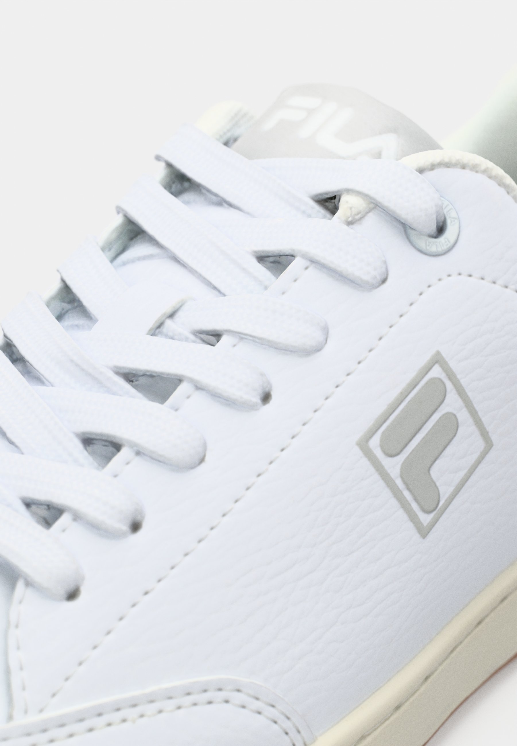 Fila COURTBAY - Scarpe da ginnastica - bianco/argento