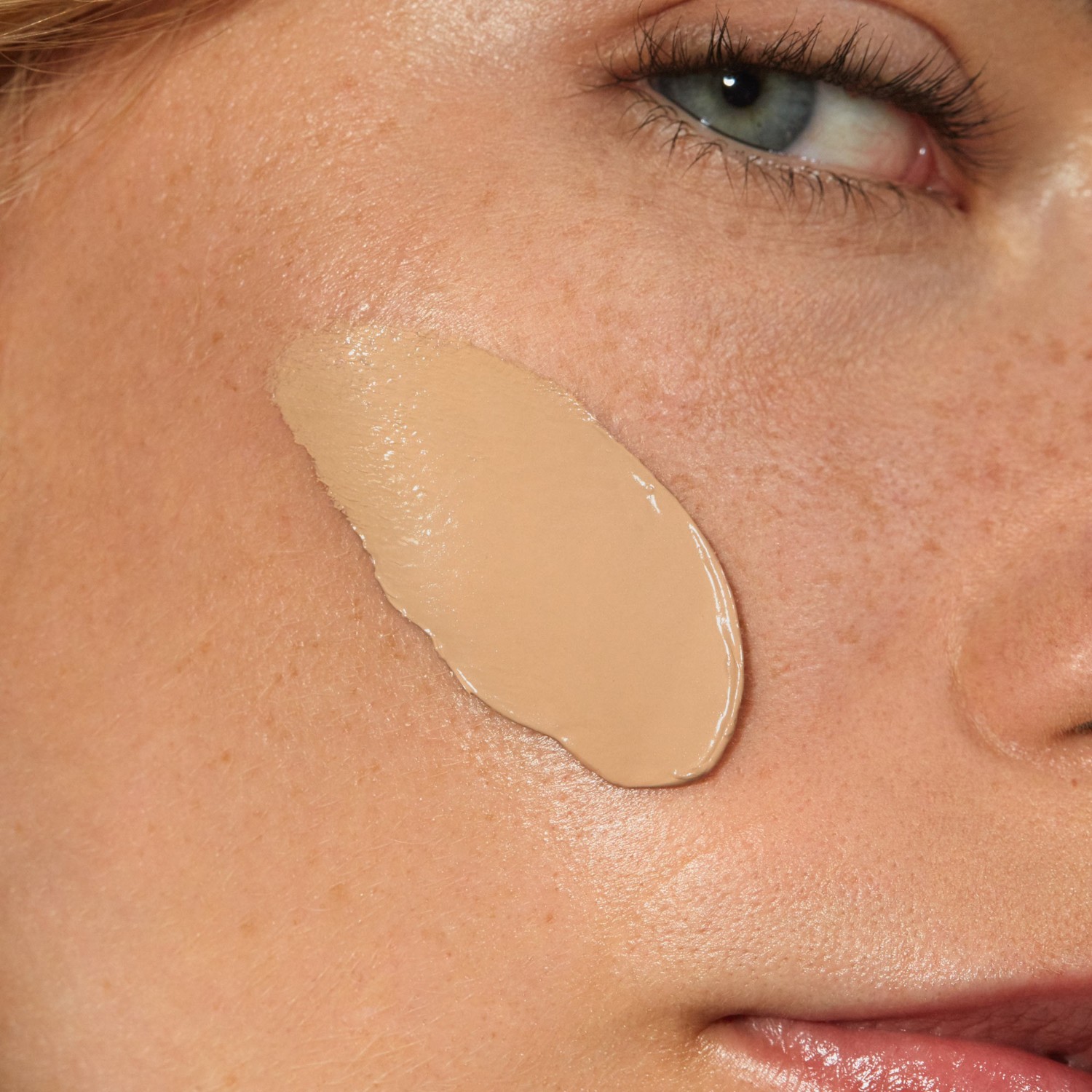 MÁDARA Fond de teint semi-mat aux peptides