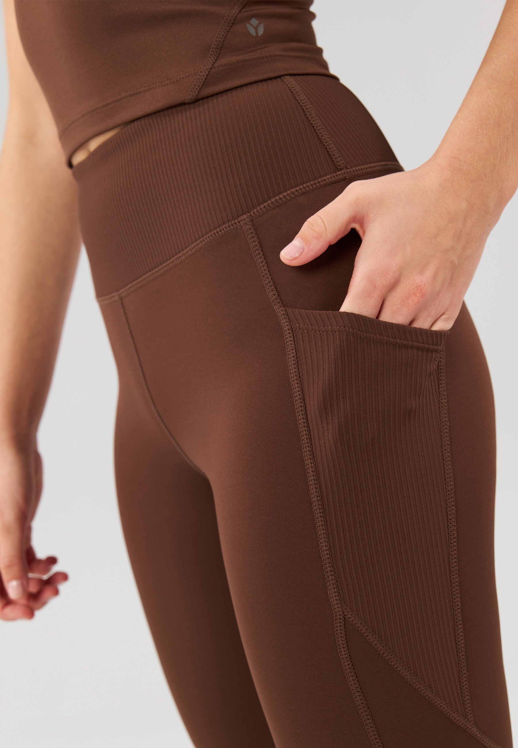 Leggings Even&Odd Active ESSENTIAL LONGUEURS TAILLE HAUTE AVEC POCHE LATÉRALE - Leggings - marron foncé