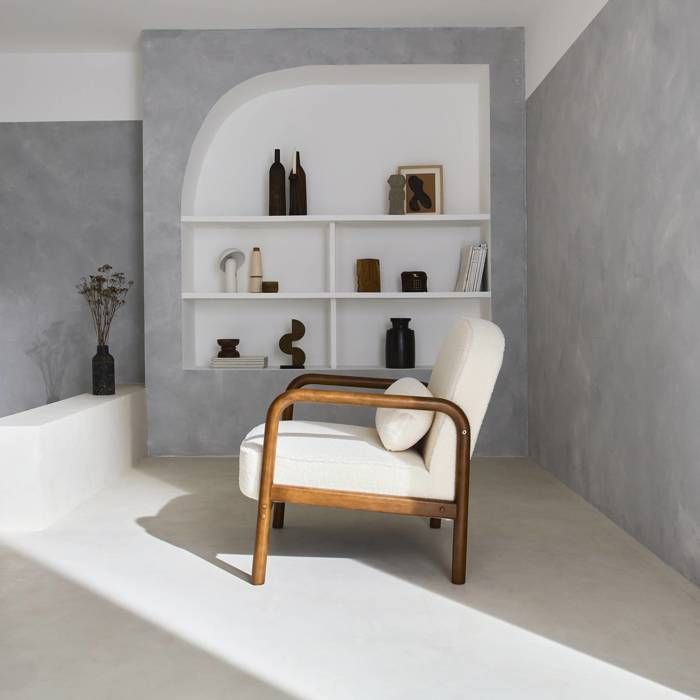 AMELIE Scandinavische fauteuil van licht walnootkleurig rubberhout en boucléstof.