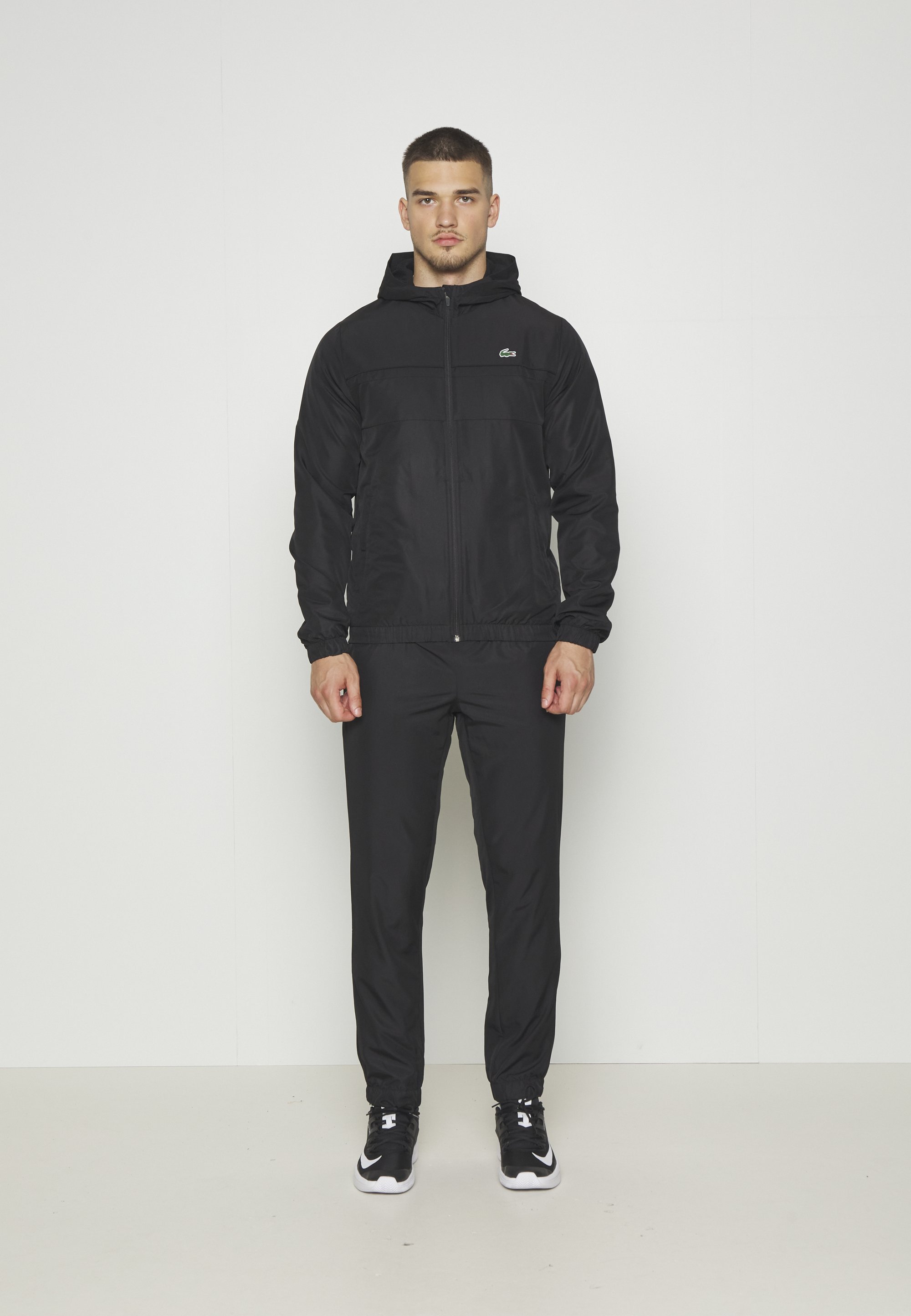 Tuta sportiva Lacoste con cappuccio - nera