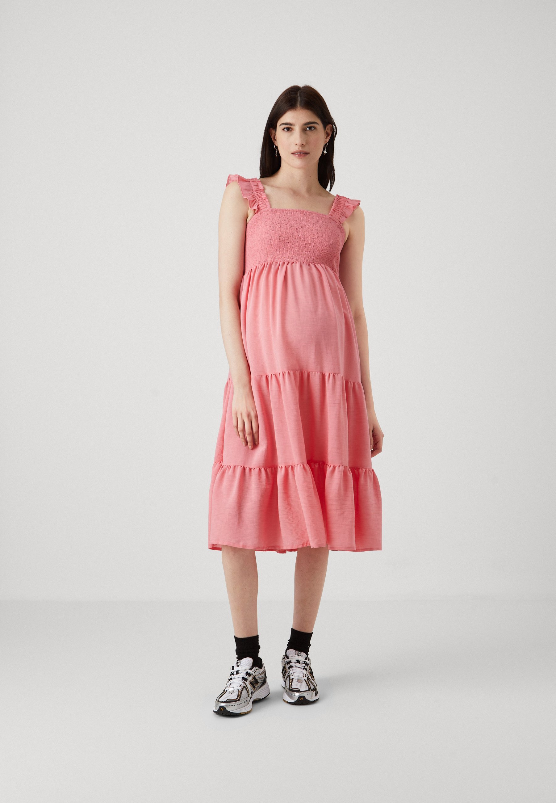 ONLY MATERNITY OLMGRACE JURK MET RUFFELS VAN KALFSLAP - Dagjurk - camelia rose