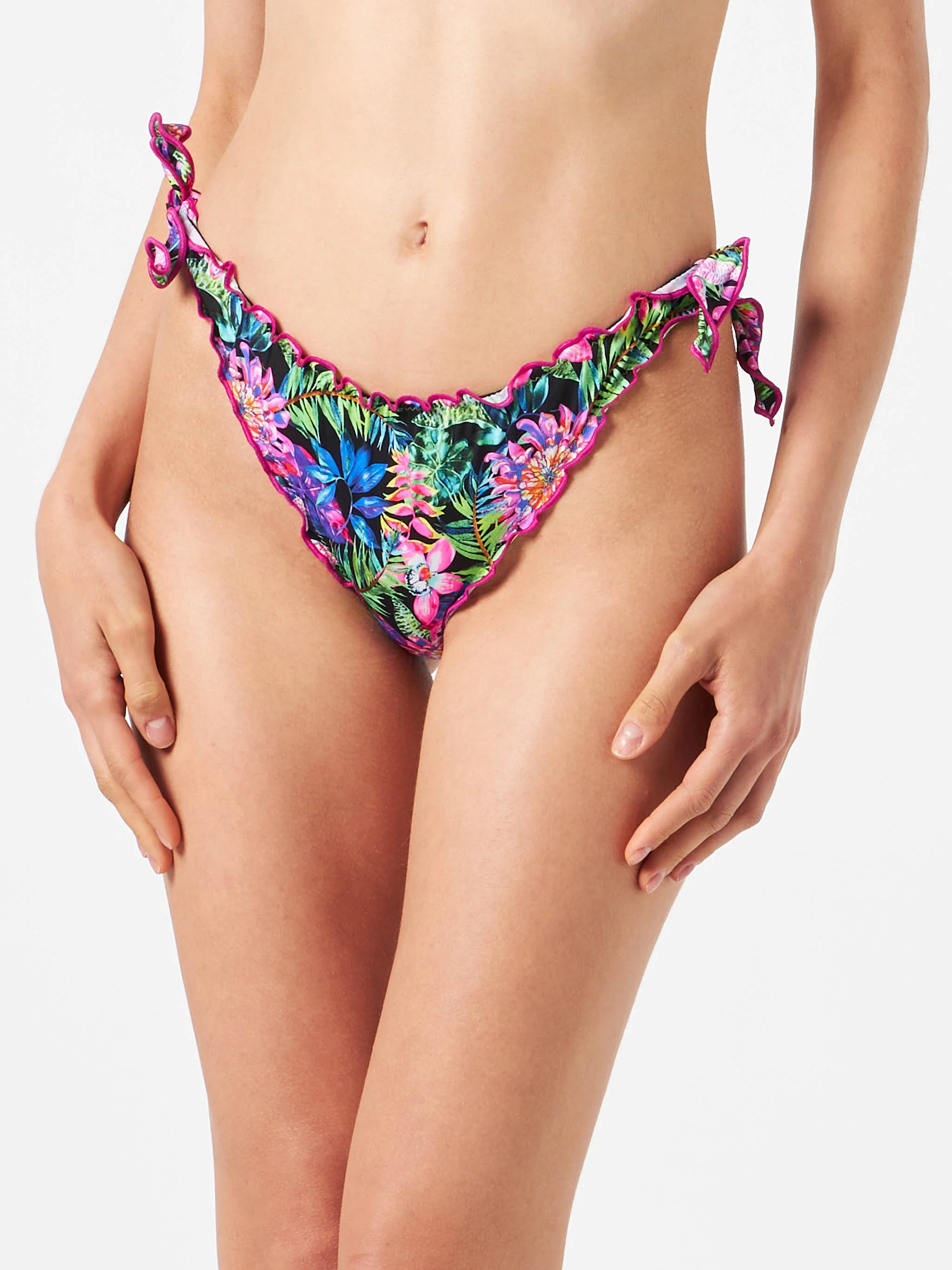 Estampado floral integral en un banco de arena