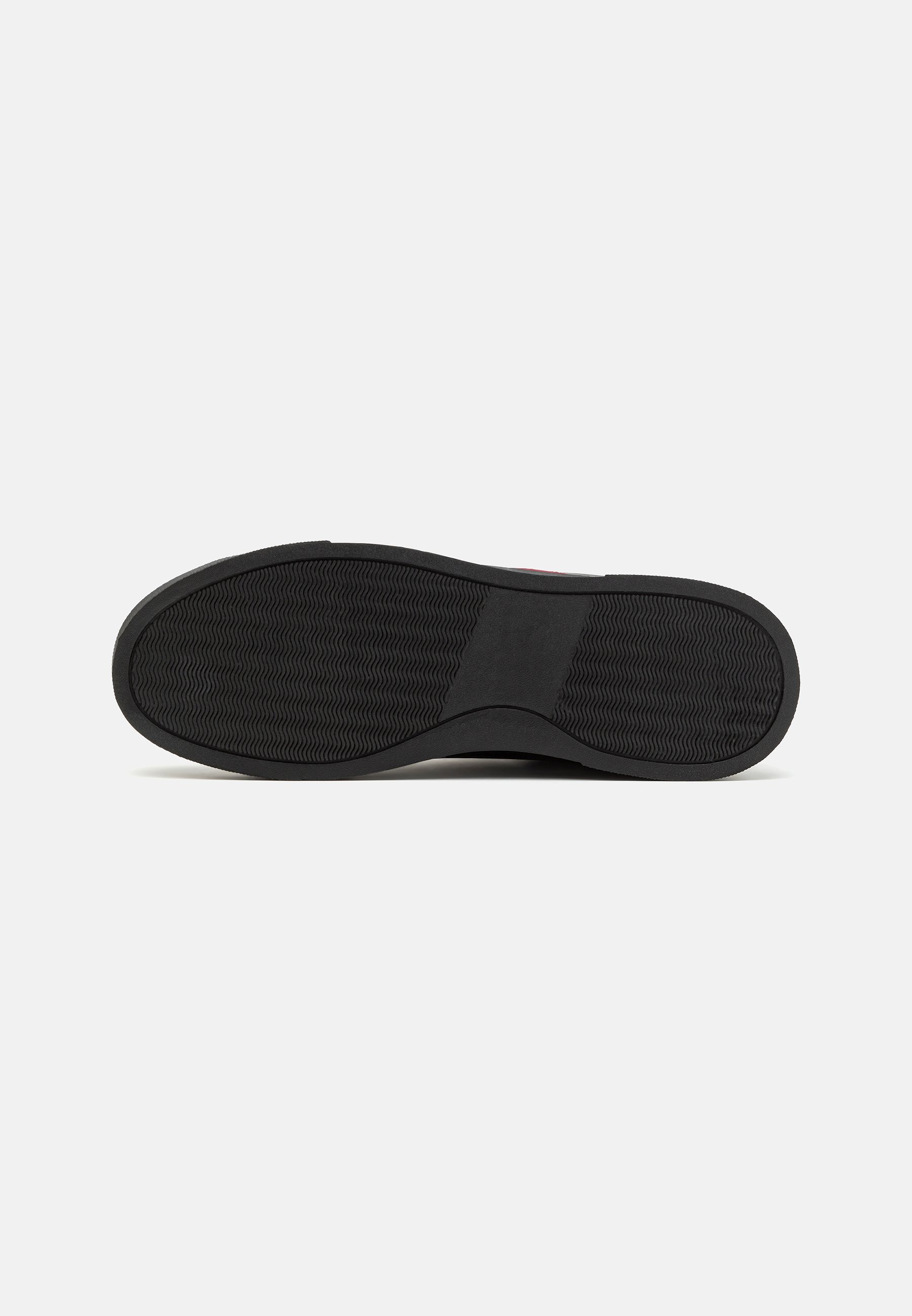 Pier One tennised - mustad