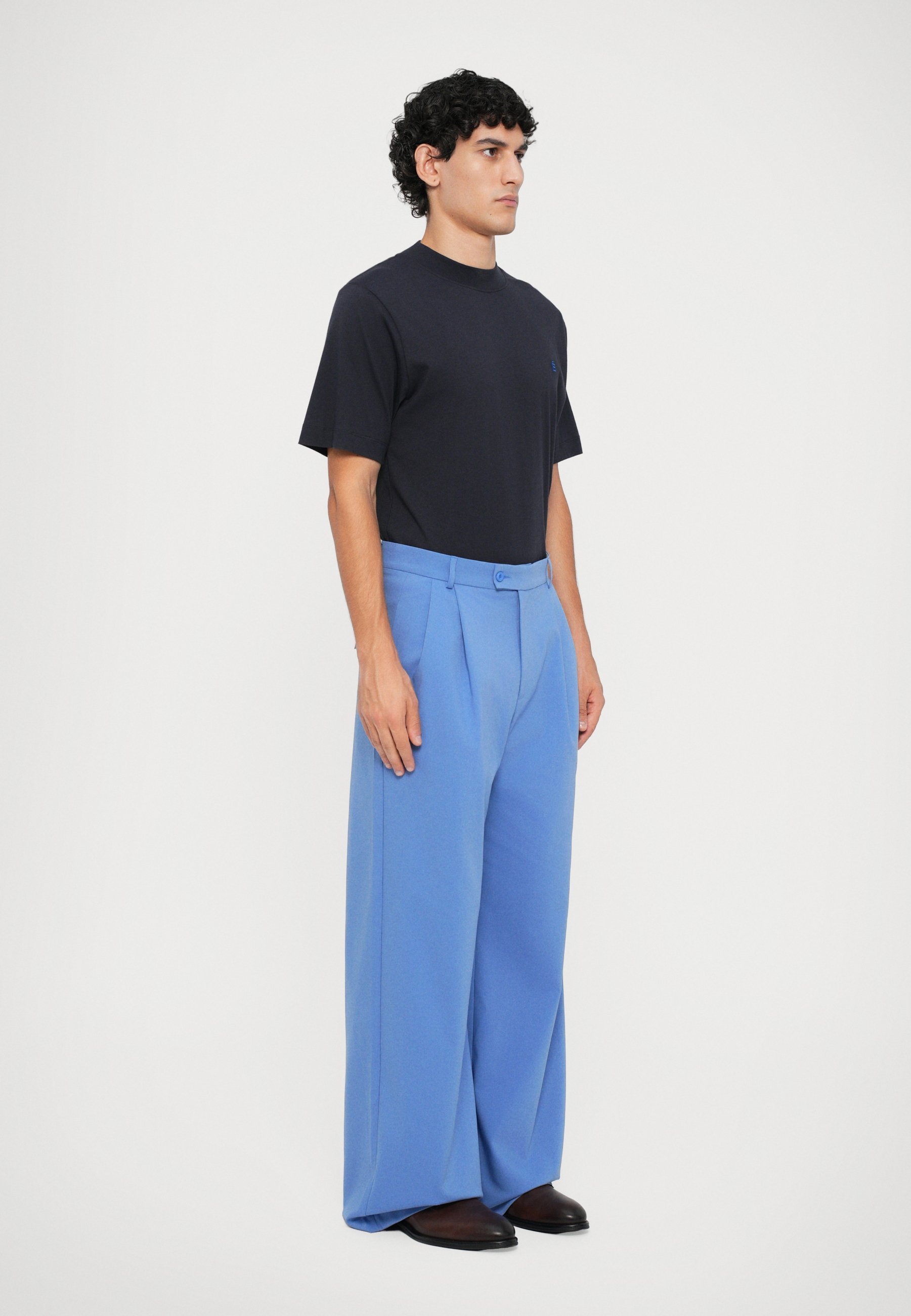 Essential Collective ULTRA WIDE LEG PLEATED PANT - Broek - blauw