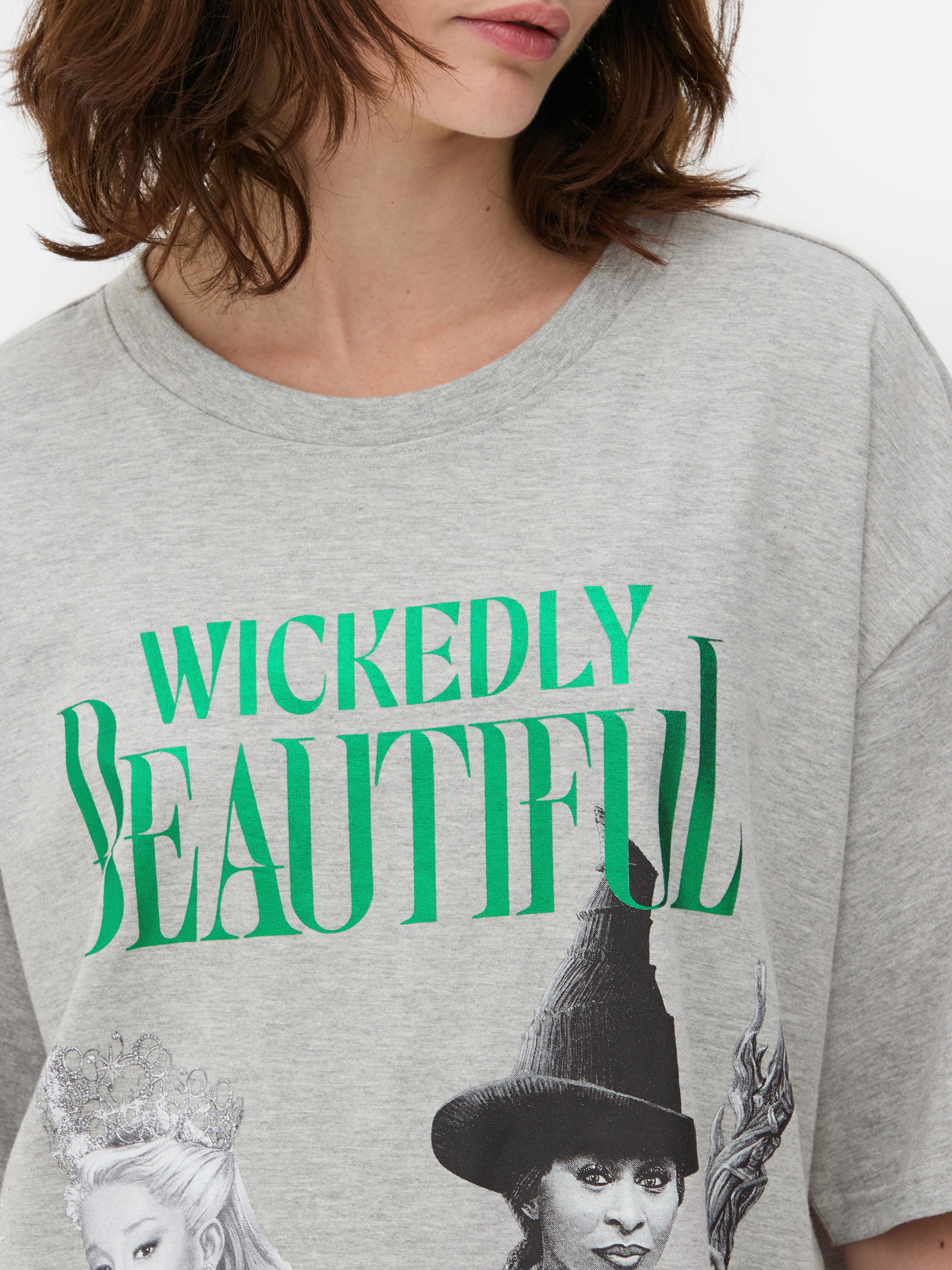 Cămașă de noapte Wickedly Beautiful Wicked x Primark O cămașă de noapte lungă cu un imprimeu cu Elphaba și Glinda pe față