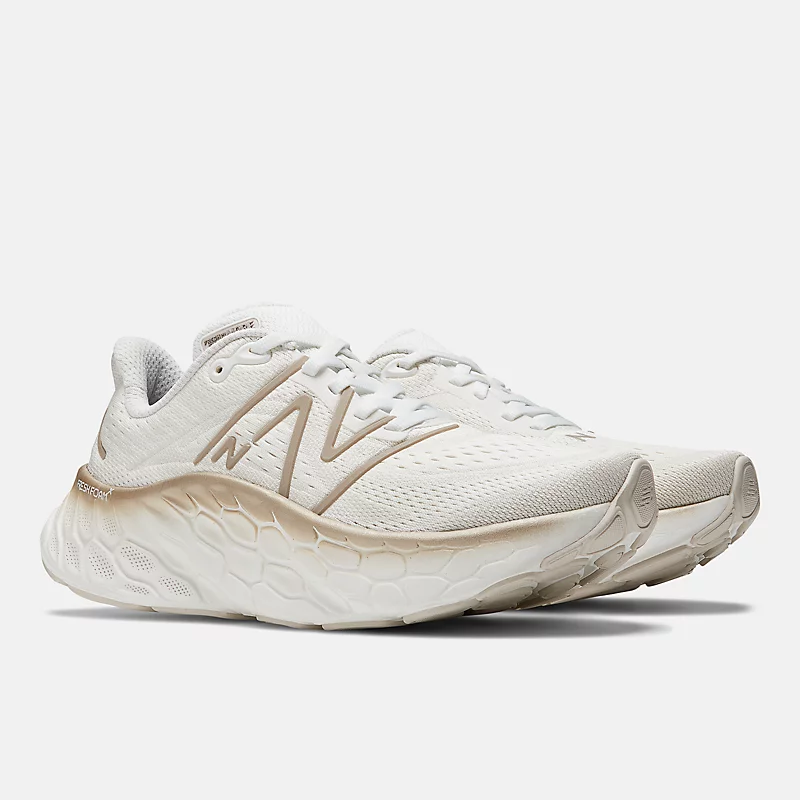 Fresh Foam X More v4 für Frauen – Weiß mit goldenem Metallic-Finish und Mondlichtglanz