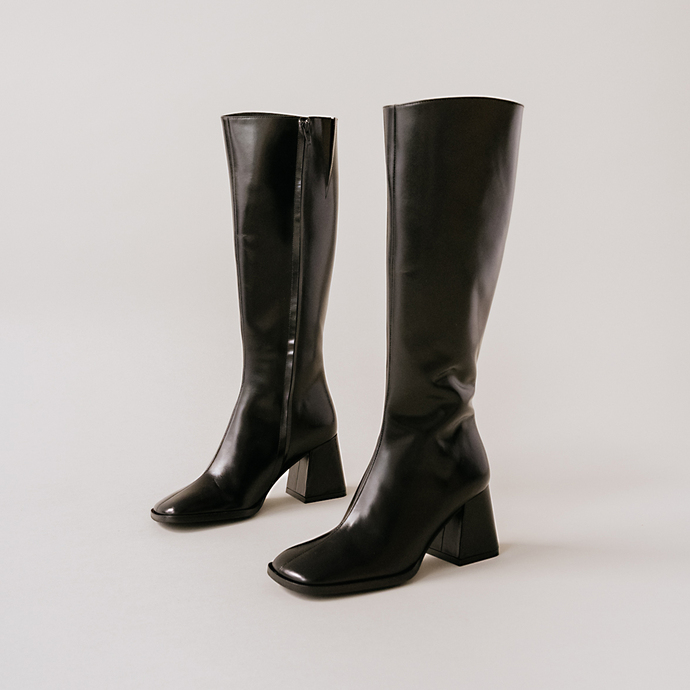 Bottes à bouts carrés et talons épais  en cuir noir