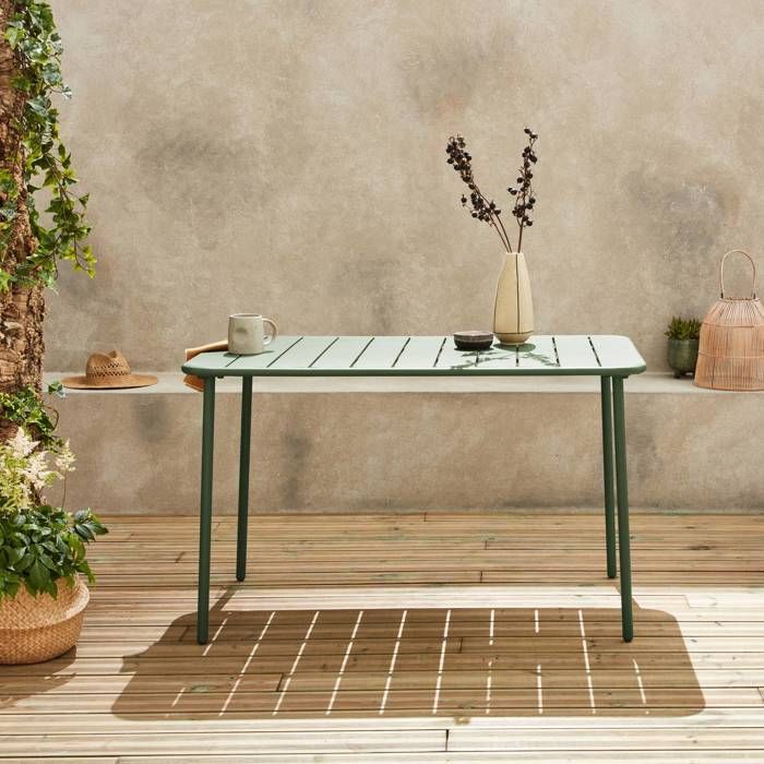 Mesa de jardín metálica para cuatro personas. Color verde. Modelo Amelia. 120 x 70 cm. Acabado resistente a la oxidación. Listones y bordes redondeados.