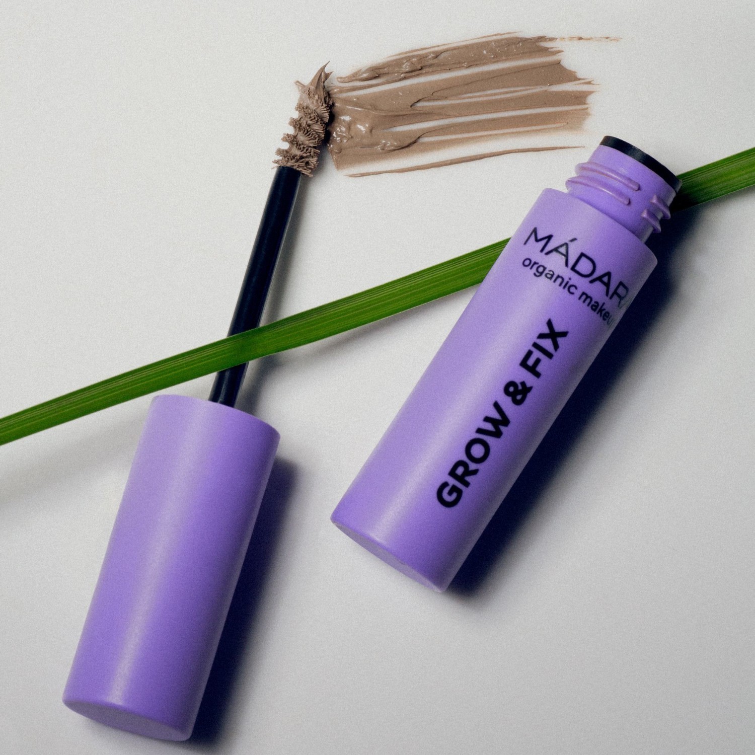 MÁDARA antakių gelis „Wax & Fix“ su vašku ir fiksacija, tonuotas antakių gelis, Nr. 4 tamsiai ruda - 4,25 ml