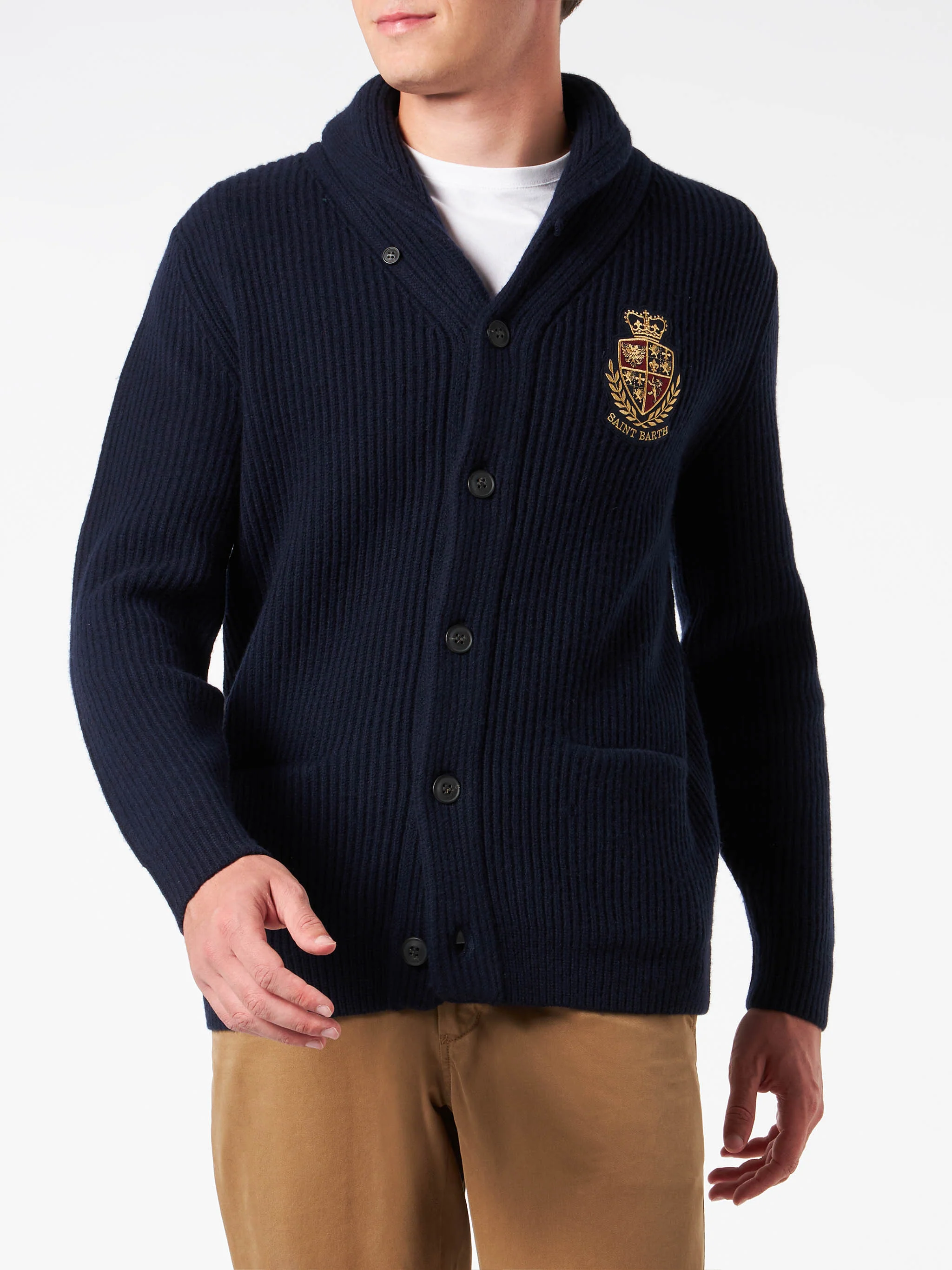 Blaue Herren-Rippstrickjacke mit Schalkragen, Taschen und aufgesetztem Stoff.