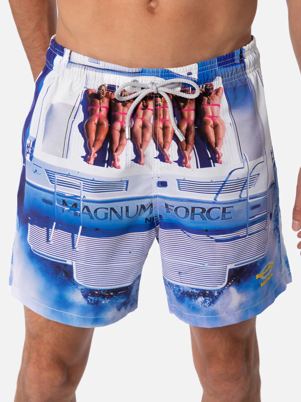 Heren Gustavia Mid-Length Zwembroek | Print met meisjes op een boot | Elastische tailleband | Klassieke pasvorm | Magnum Marine Special Edition | MC2 Saint Barth