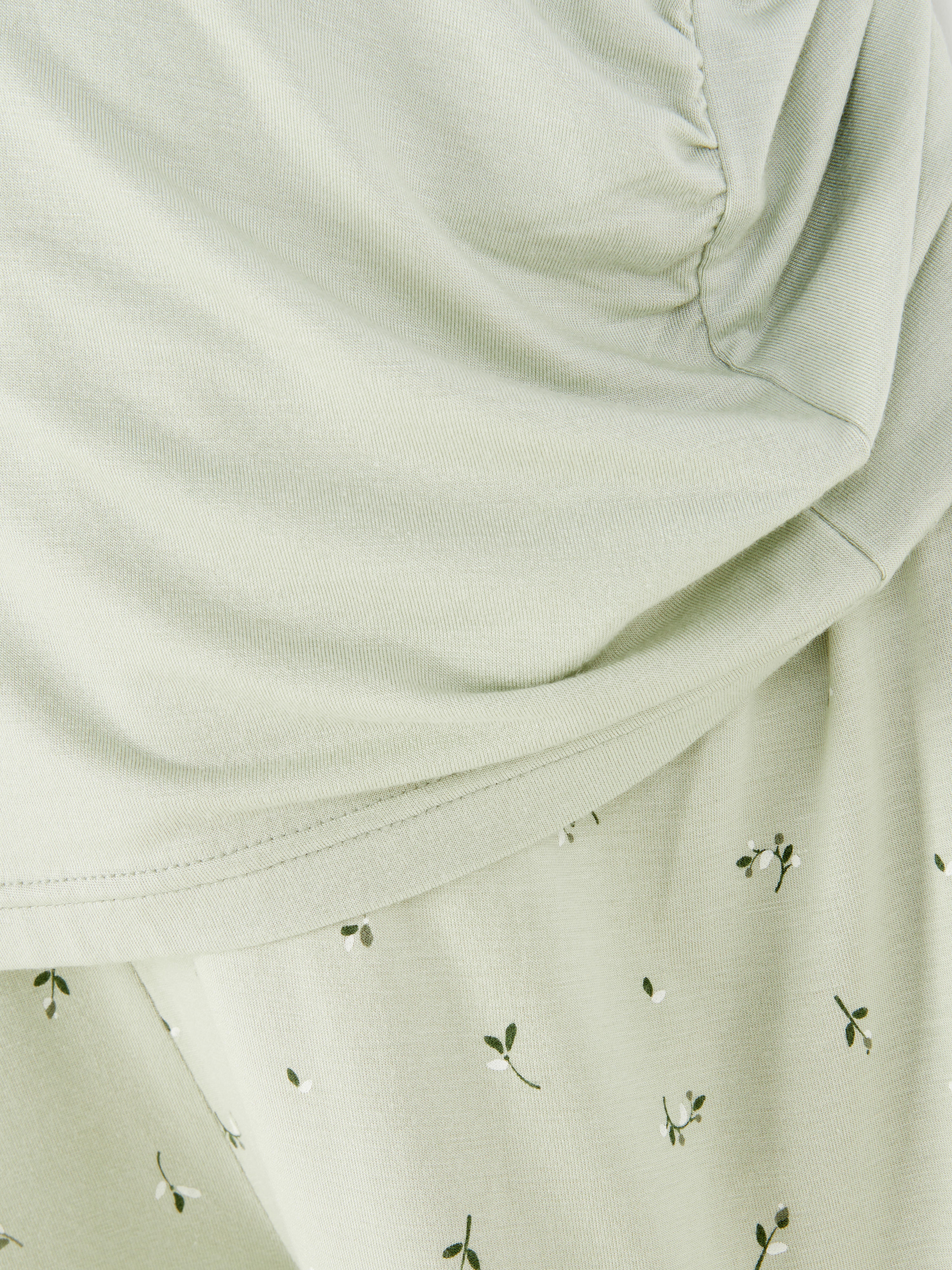 Set format din cămașă de maternitate și pantaloni scurți de pijama. O cămașă de maternitate și pantaloni de pijama cu un model floral fermecător.