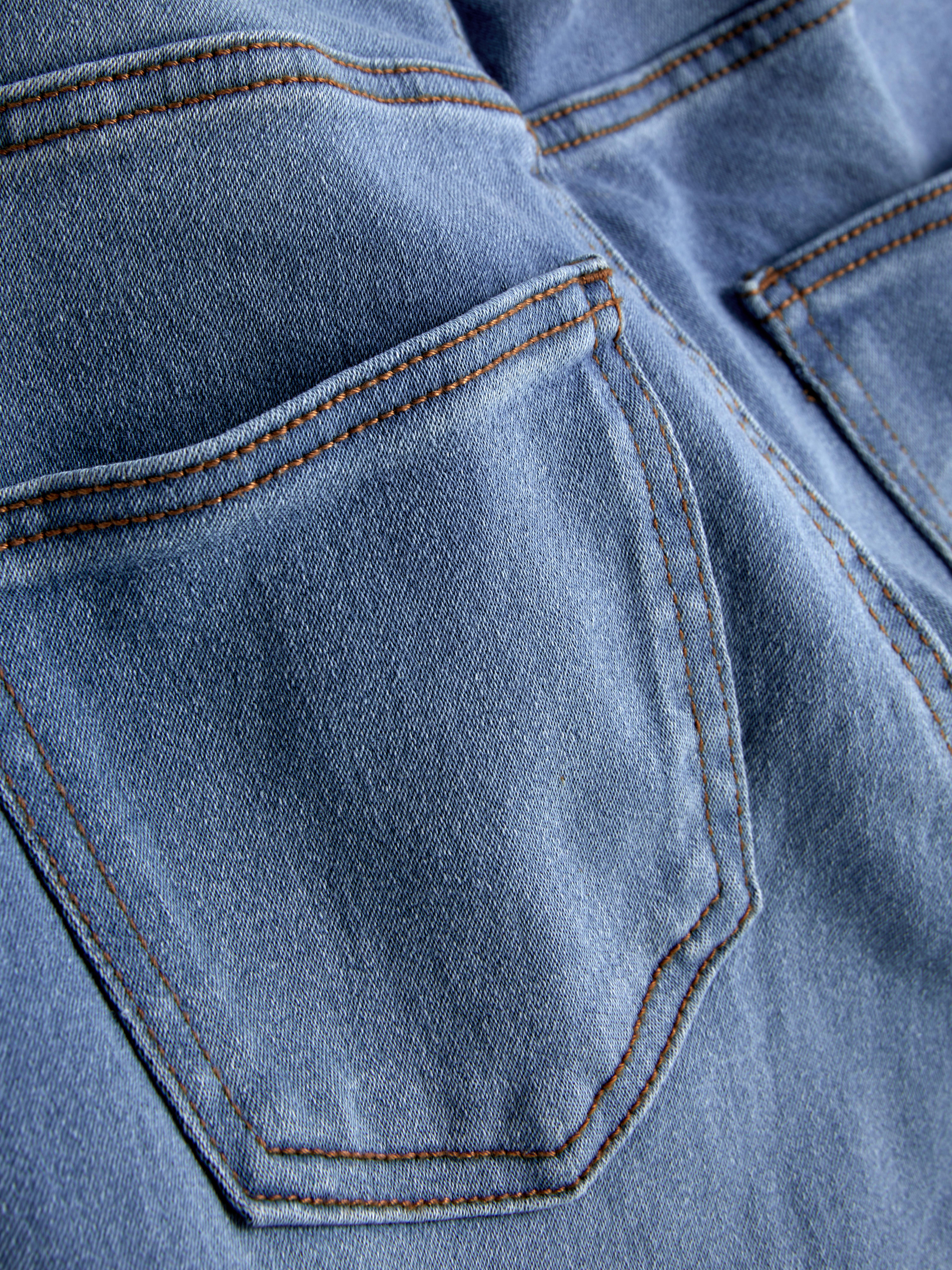Blugi skinny simpli cu talie medie. Blugii sunt un must-have, iar noi adorăm acest stil mulat.