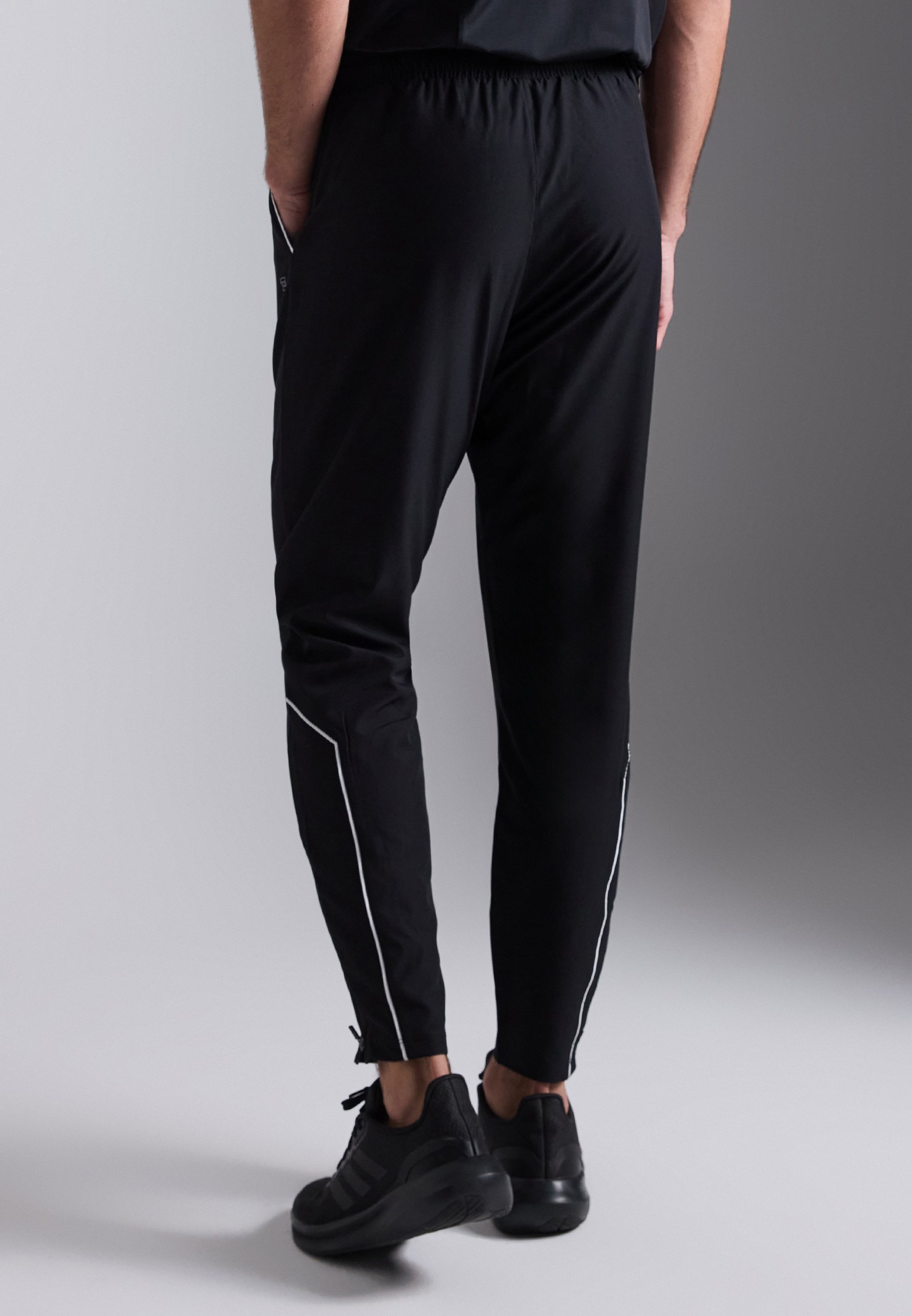 Pier One Sport Slim Fit Trainingshose mit Taschen und Knöchelreißverschluss - Trainingshose - Schwarz