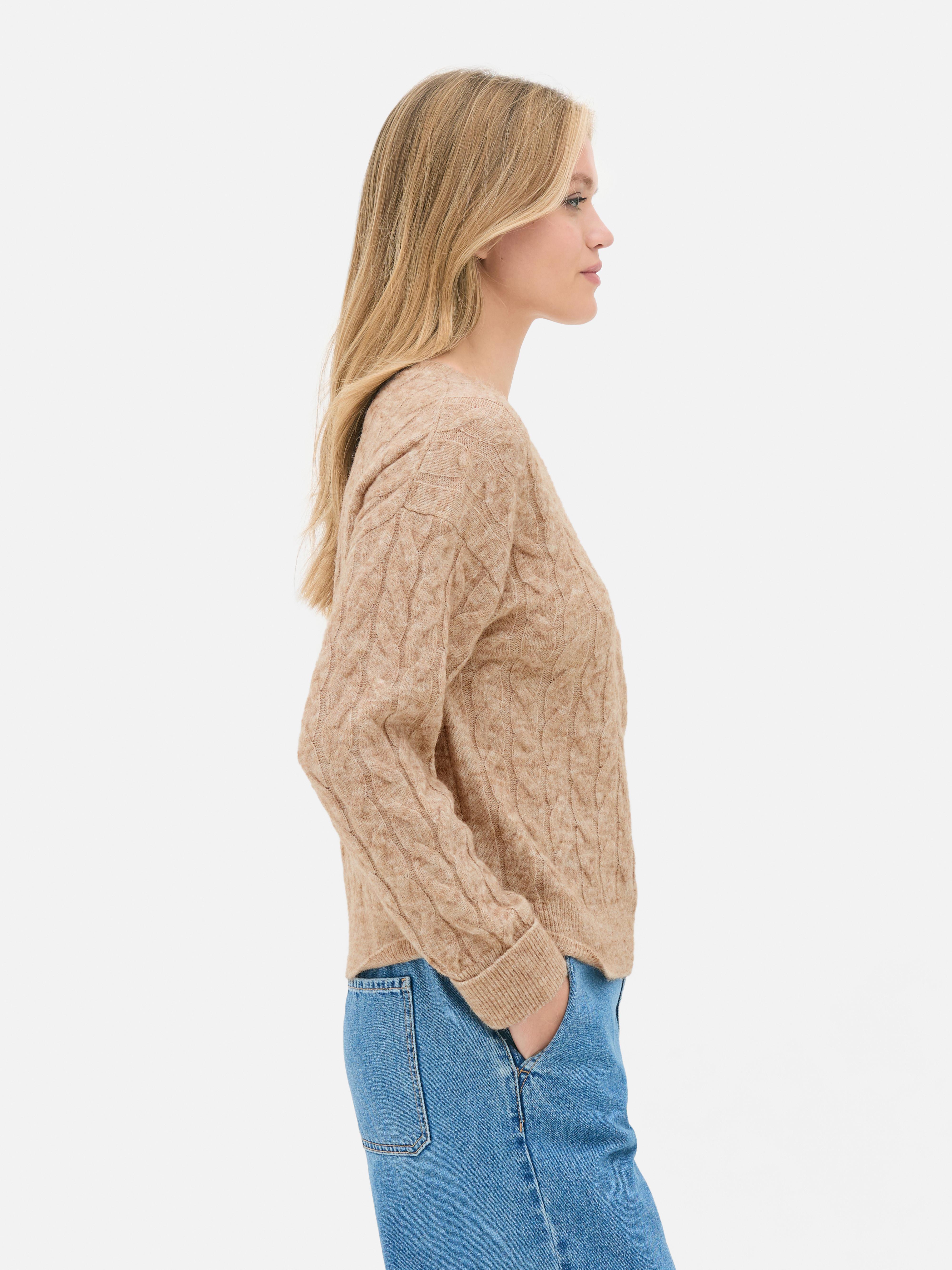 Zopfstrickpullover Ein Zopfstrickpullover mit Rundhalsausschnitt und klassischer Passform
