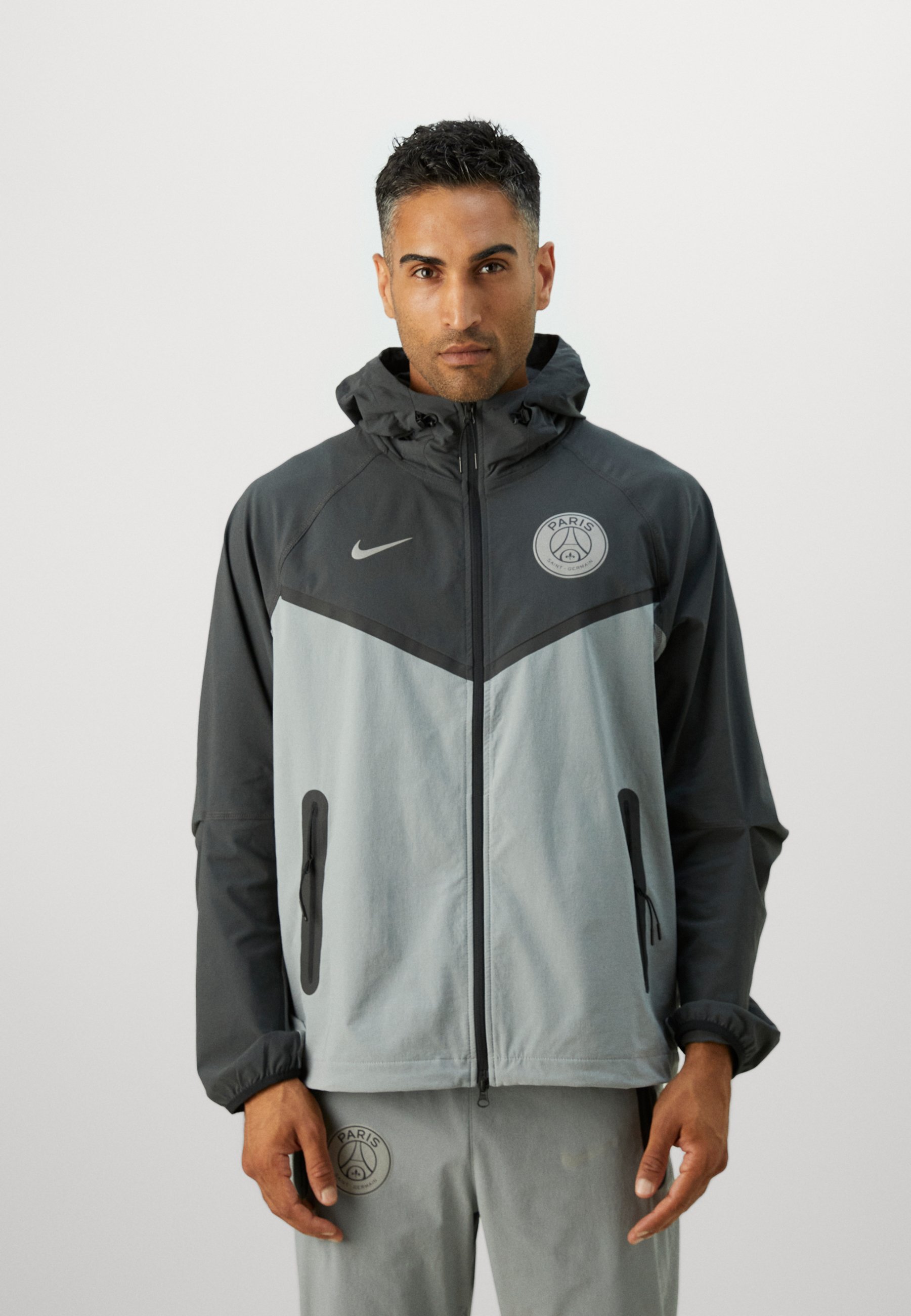 Nike Performance PARIS SAINT-GERMAIN TECH WINDRUNNER - Tenue de club - anthracite/gris particulaire/argenté