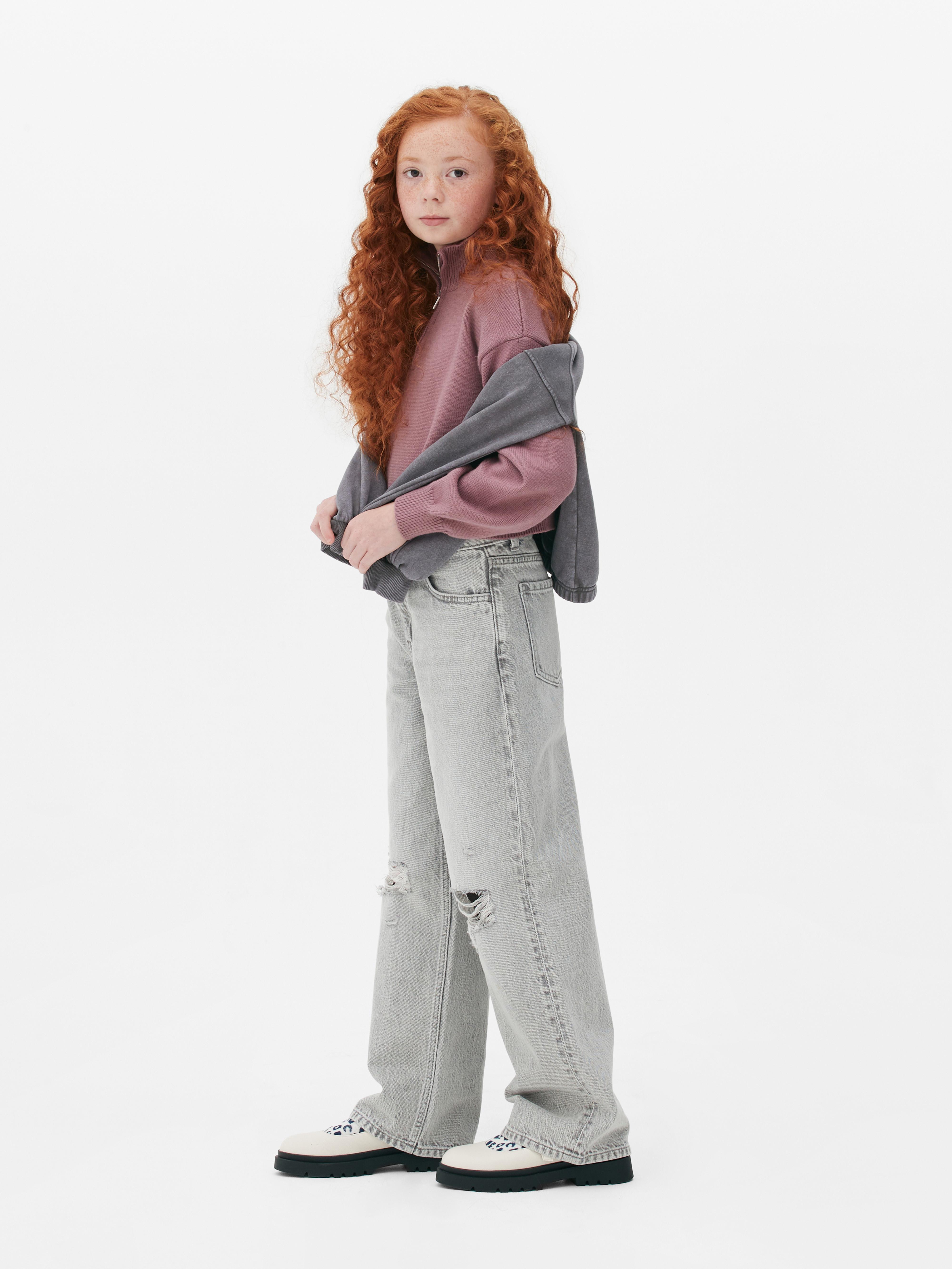 Blugi cu croială largă și crăpături. Acești blugi cu croială largă ar putea deveni noul lor favorit din denim.