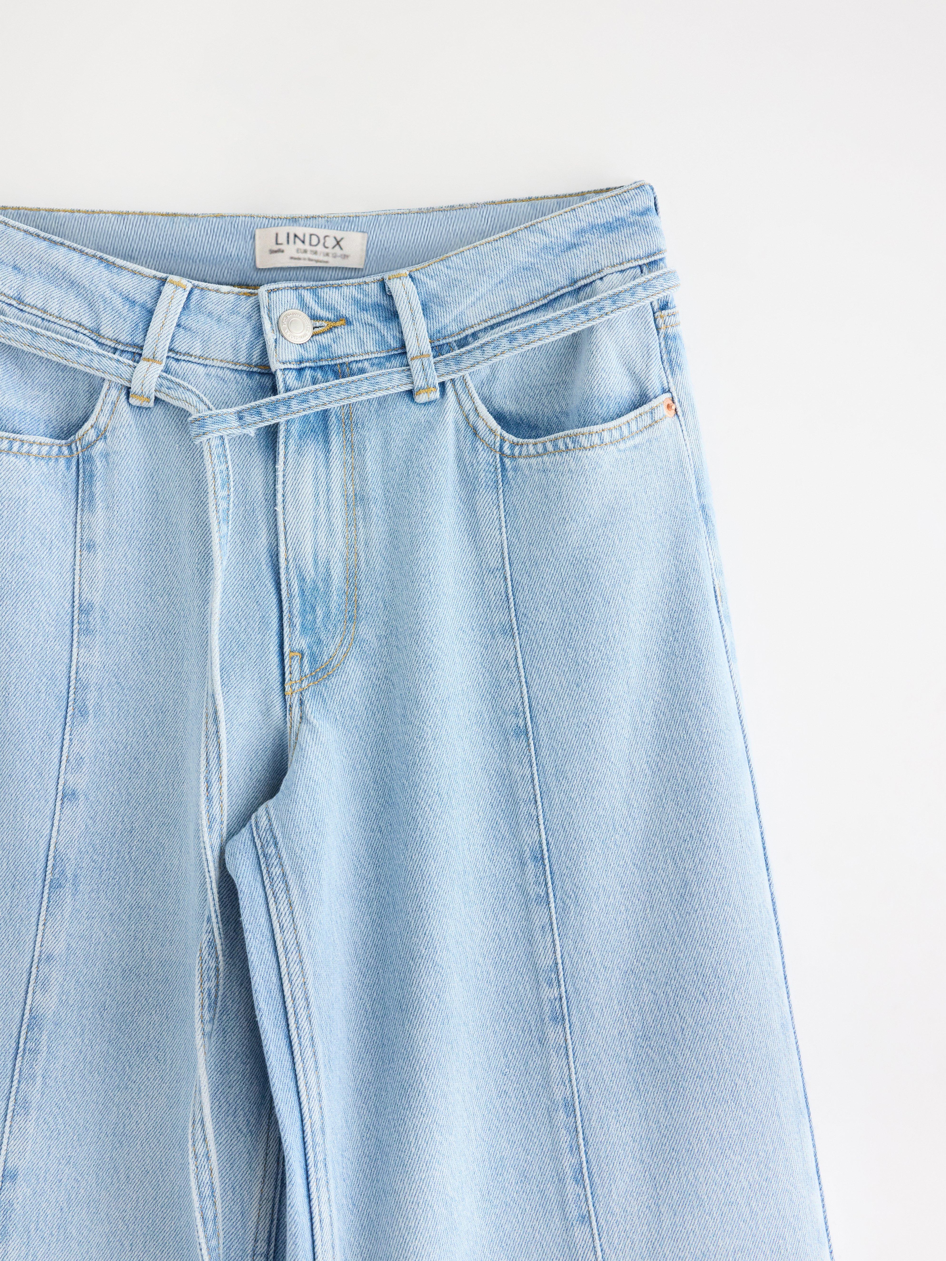 Calça jeans WIDE macia com pernas extra largas em denim claro.