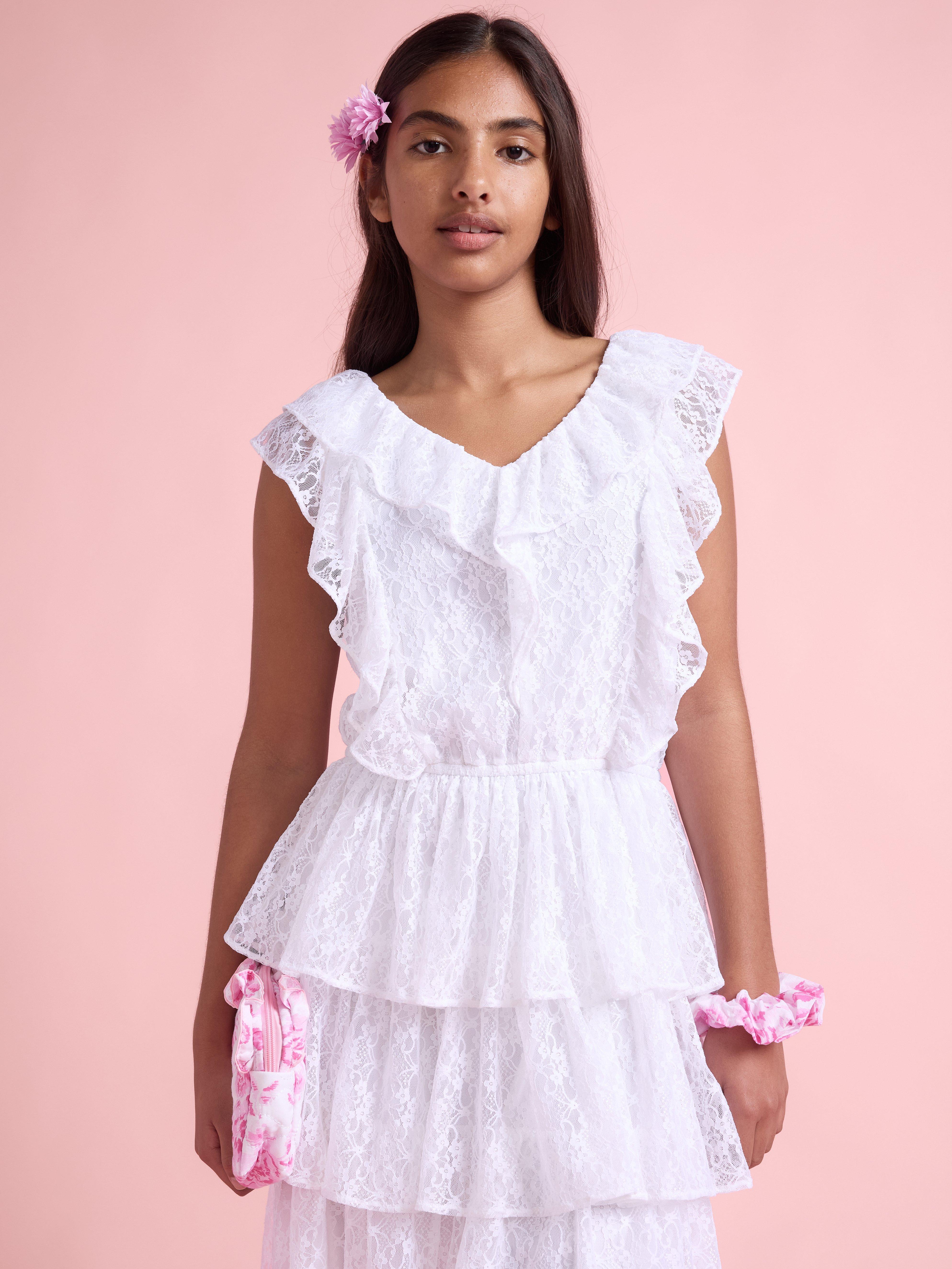 Vestido de renda com babados, cor off-white.