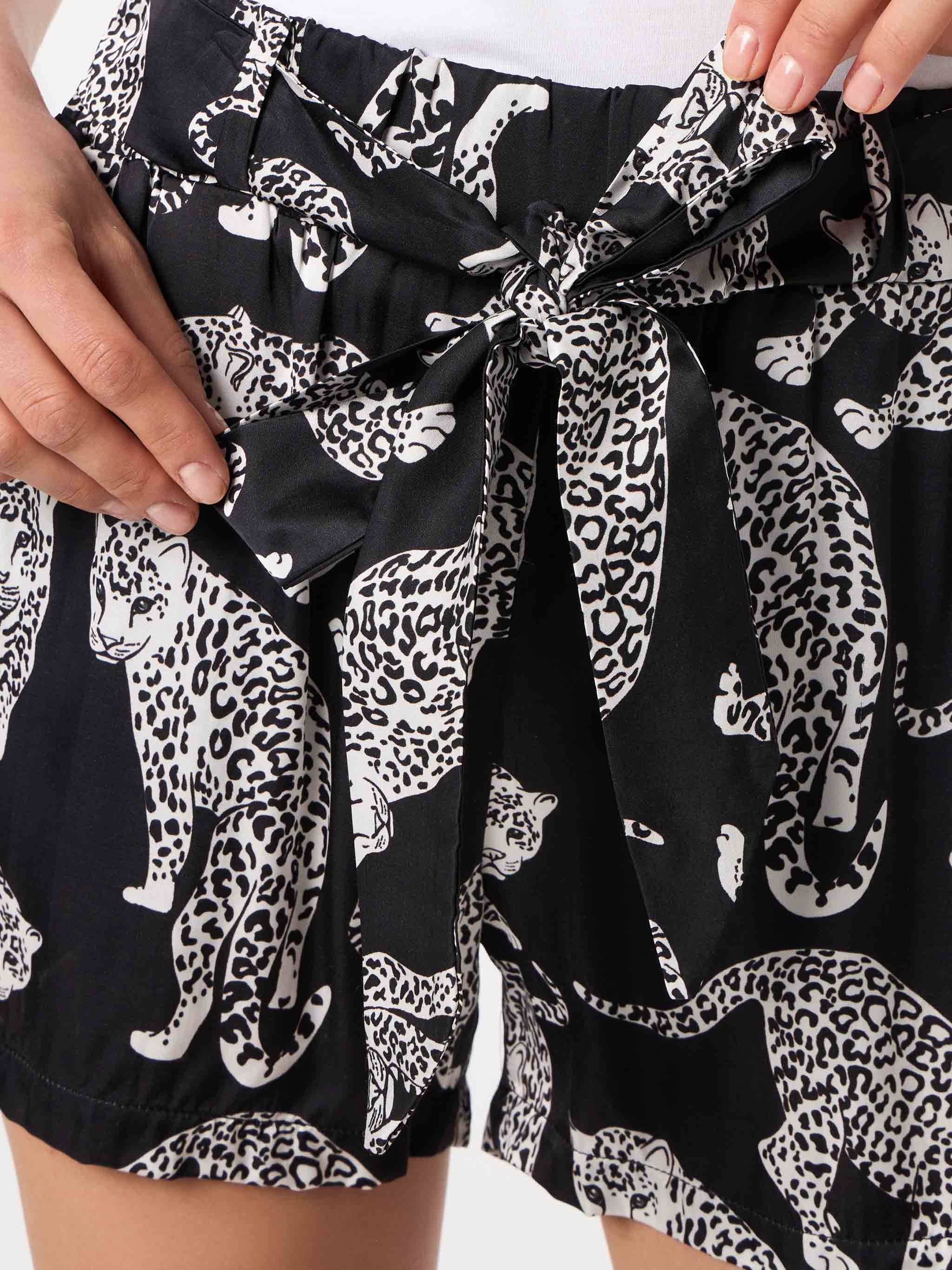 Damesshorts met tijgerprint