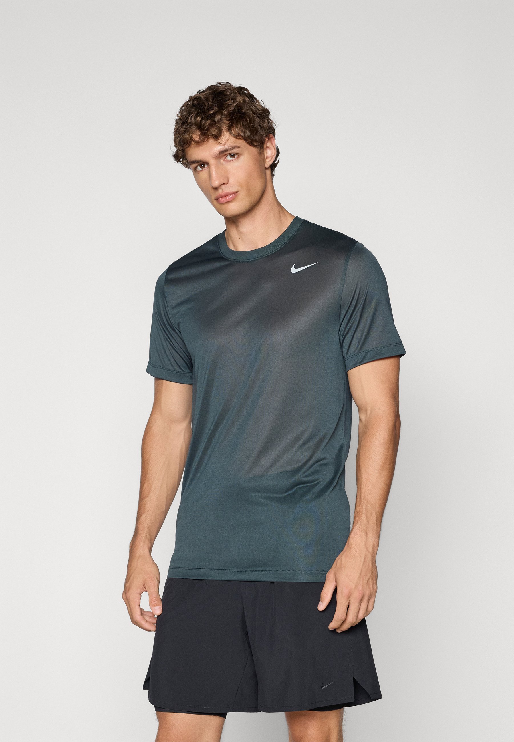 Nike Performance TEE RESET – Sport-T-Shirt – Seetang/mattes Silber