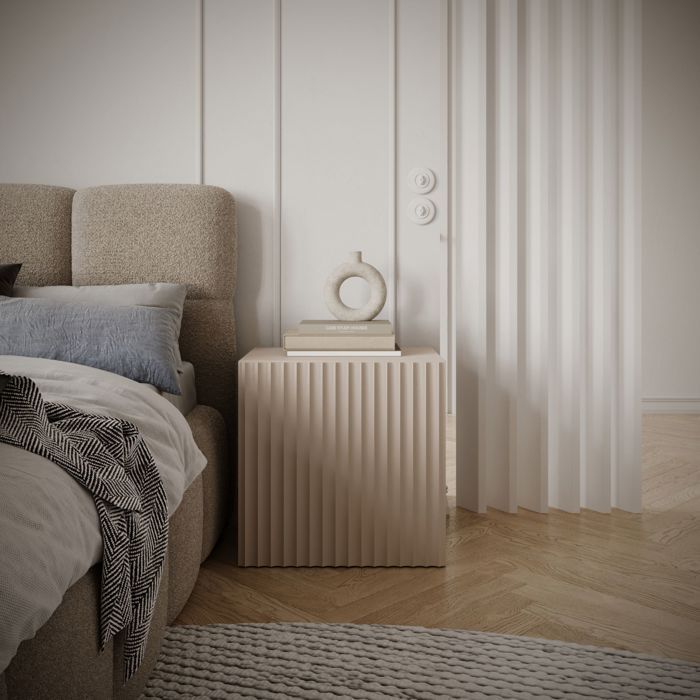 Comodino con 1 anta e frontale a doghe scanalate – SUNDS – 50 cm – beige cashmere