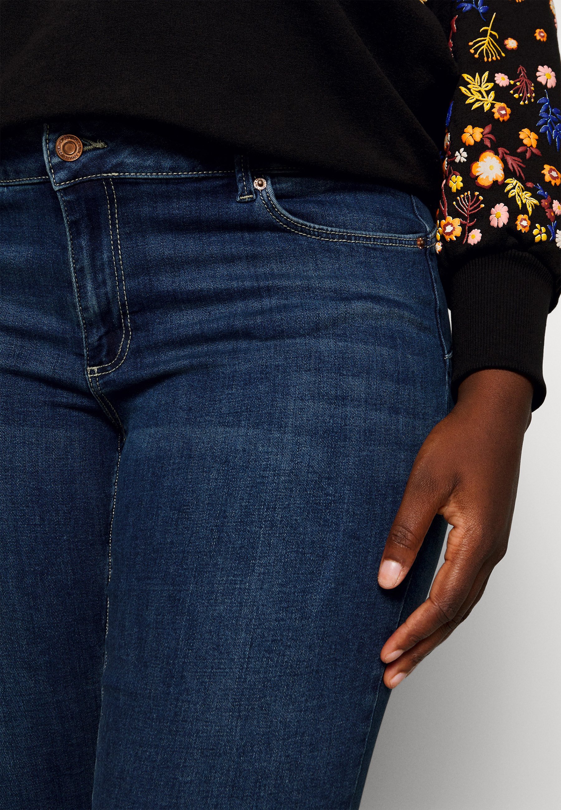 Vero Moda Curve VMSELA SHAPE - Jeans slim fit - denim blu medio