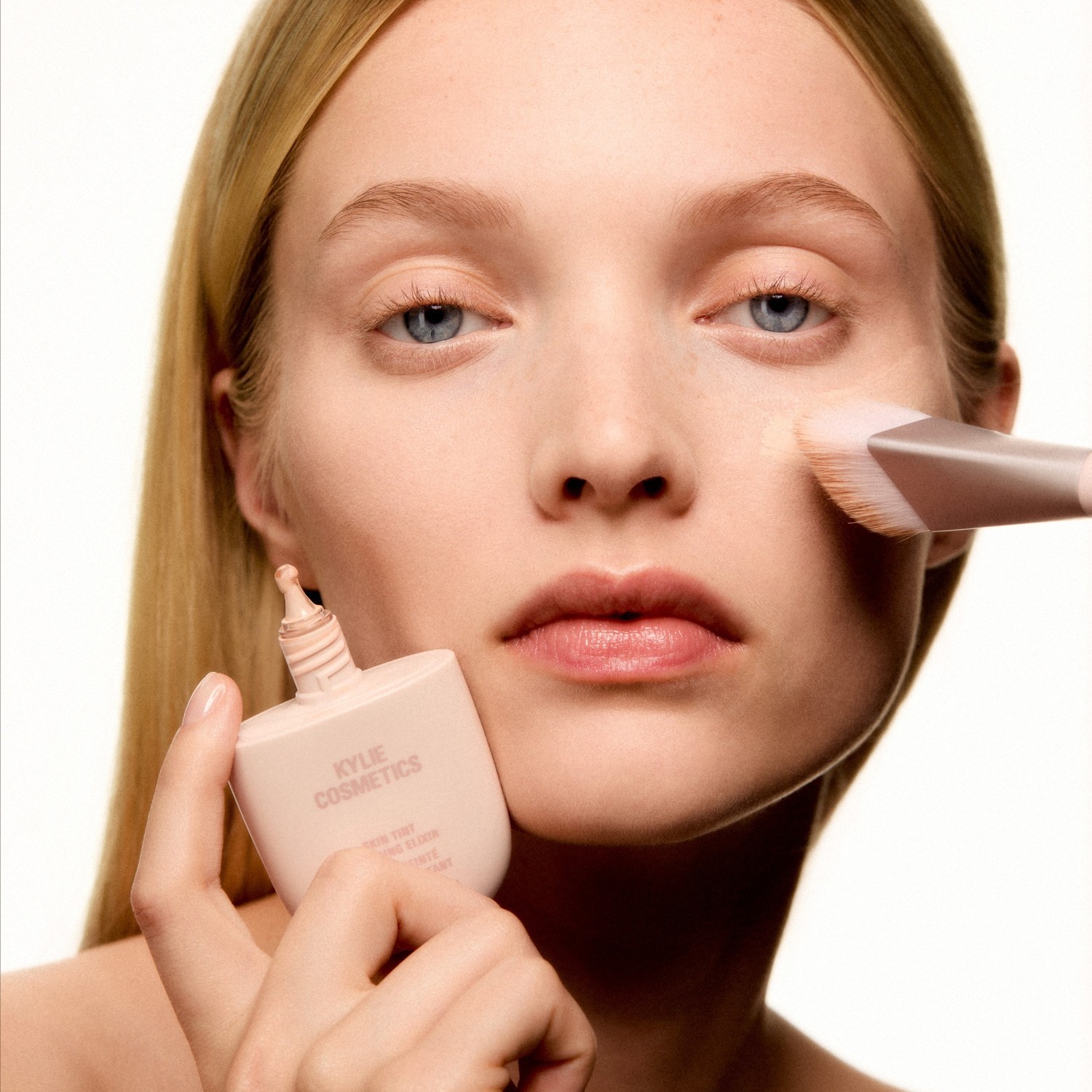 Štetec na podkladovú bázu KYLIE COSMETICS, štetec na odtieň pleti Kylie Cosmetics 03 – 1 kus