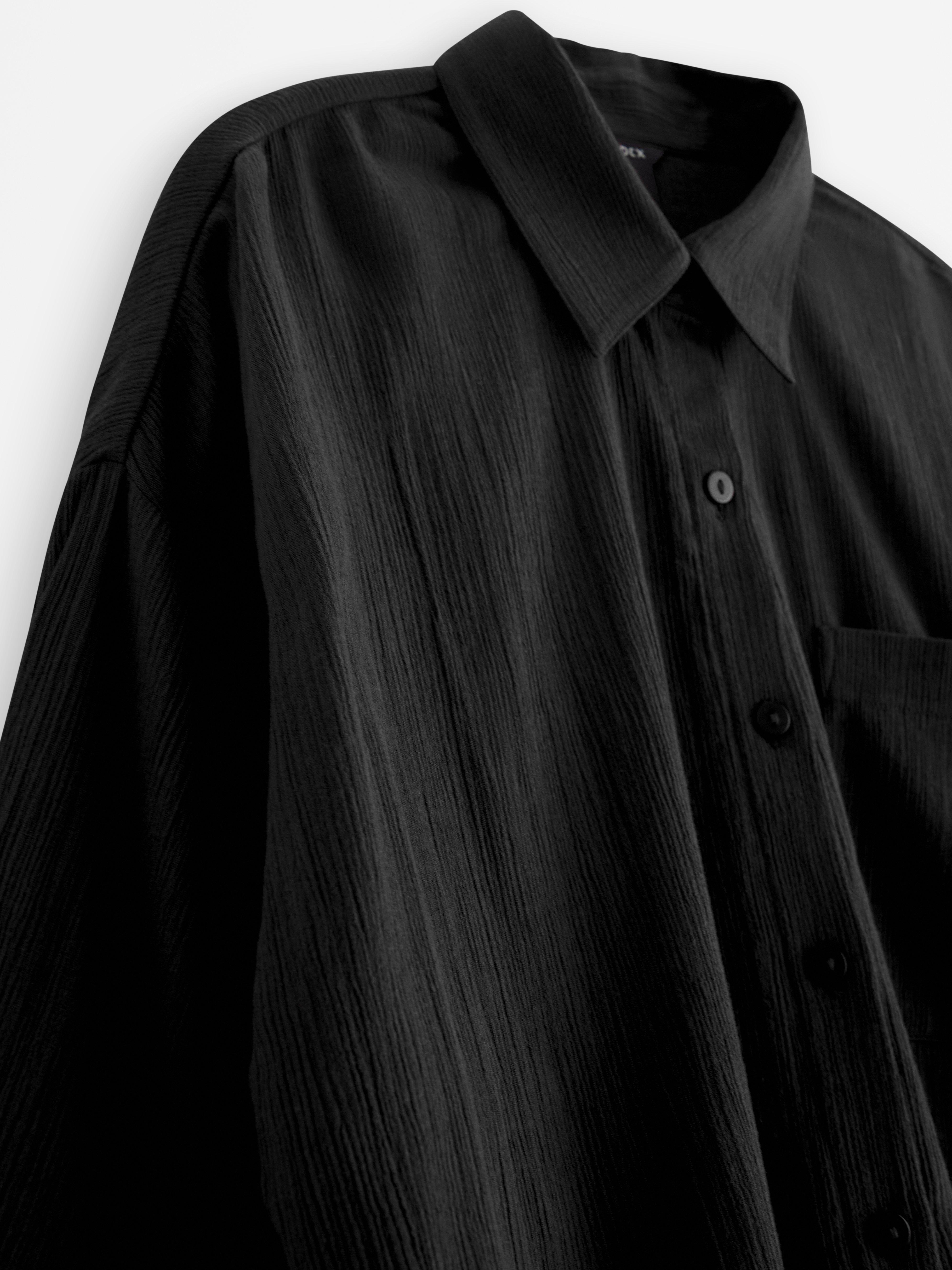 Camisa preta de manga curta amassada