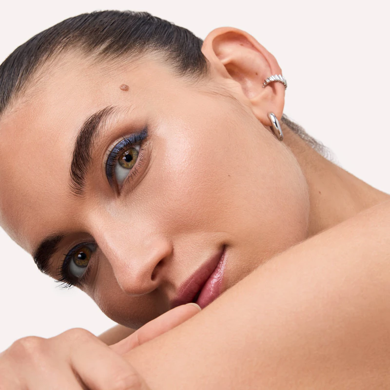 lápis de olhos Catrice Jewel Glide Effect é à prova d'água e proporciona um brilho intenso.