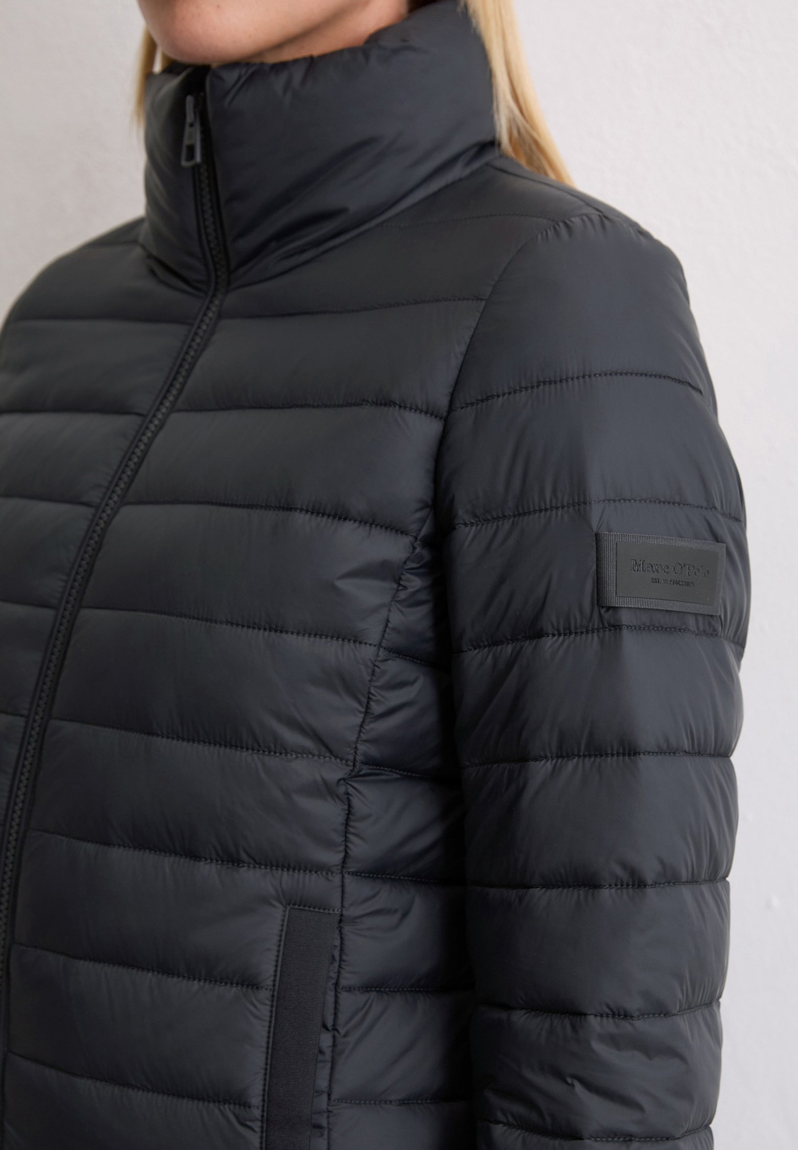 Jaqueta leve Marc O'Polo com gola alta e bolsos embutidos pequenos - azul escuro.