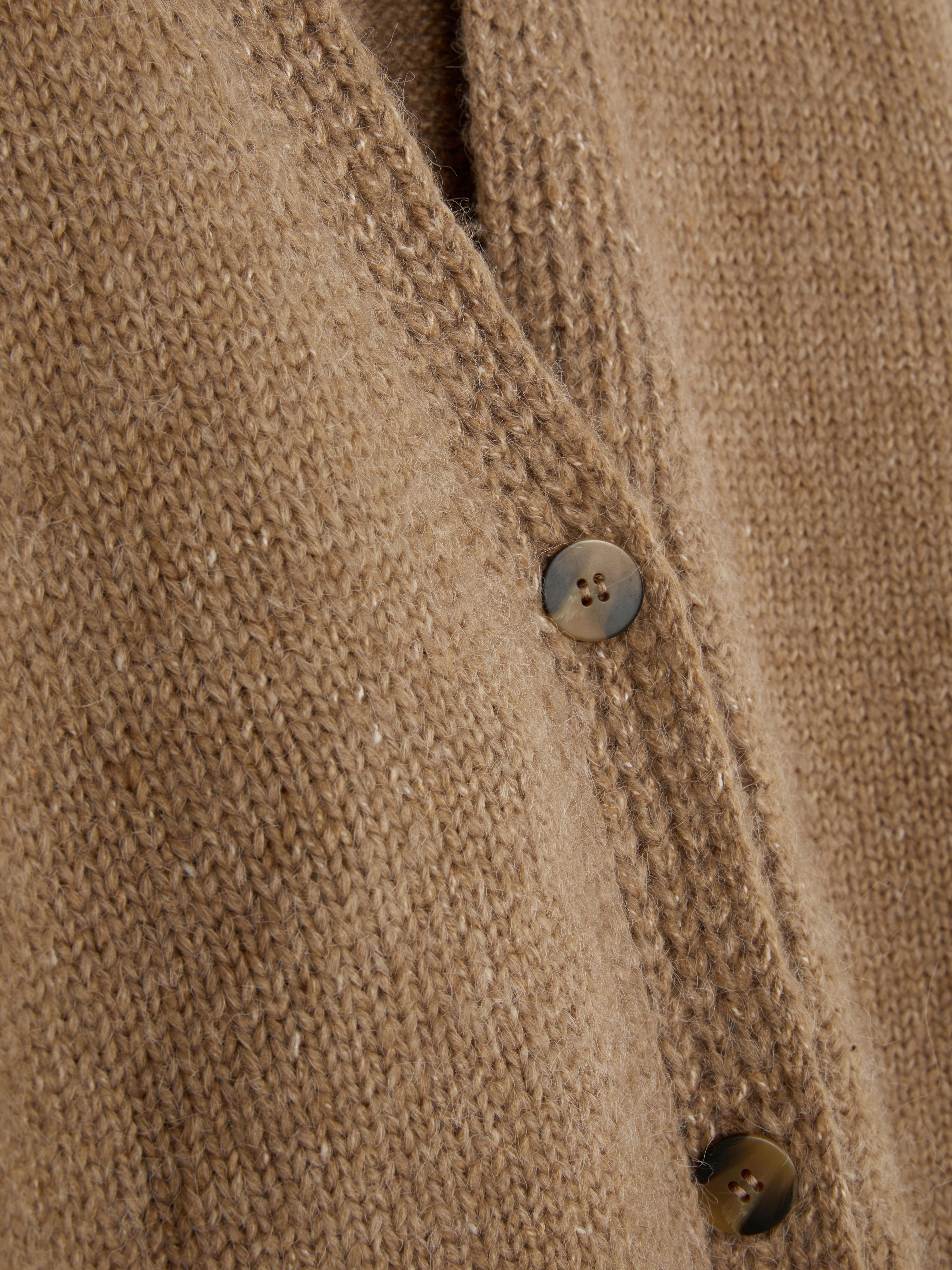 Gilet long oversize en maille. Ce gilet long à la coupe oversize présente un col en V et des poches plaquées.